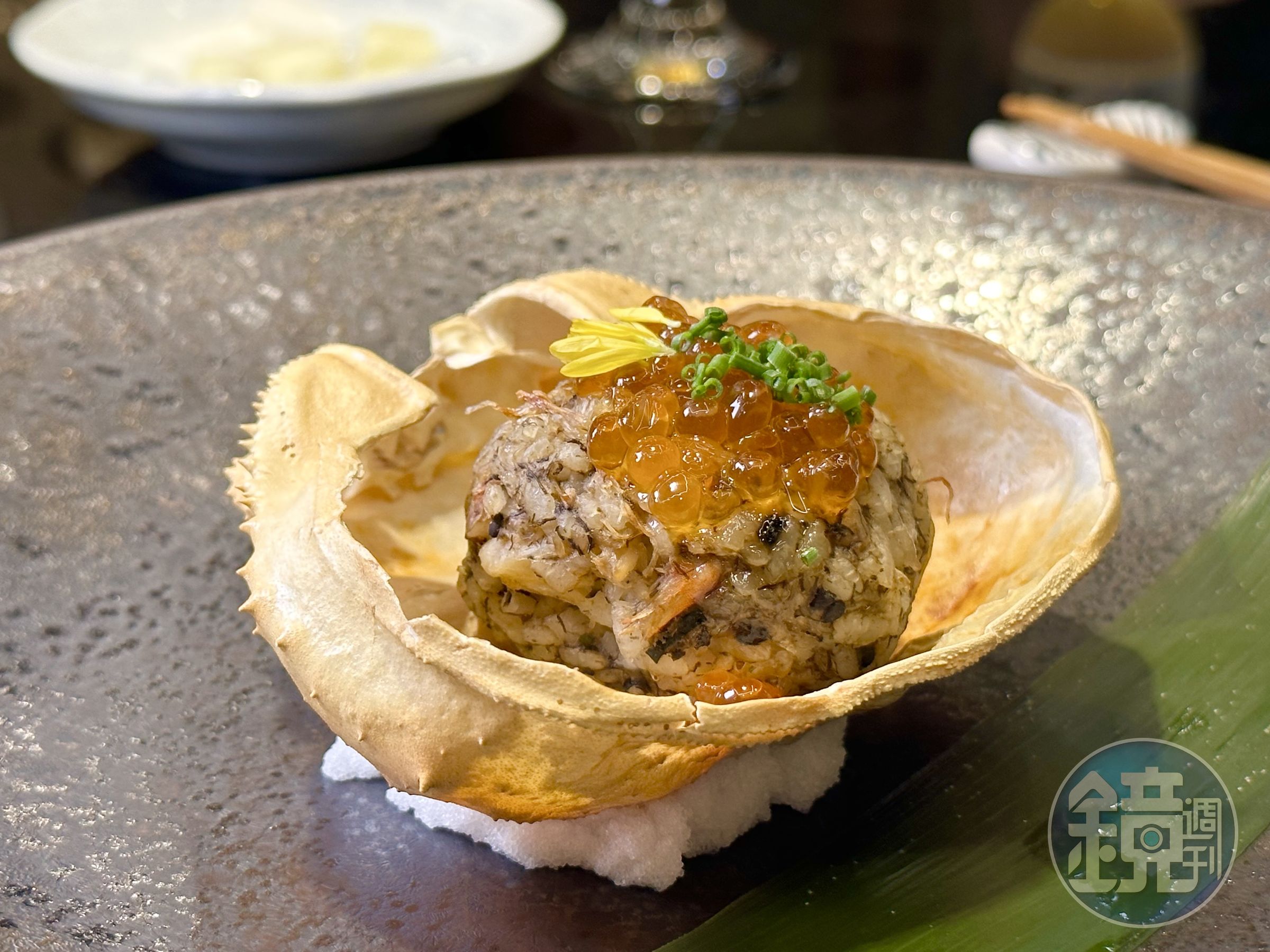 「松葉蟹甲羅燒」是蟹味十足的烤飯糰,內餡咬得到大塊蟹肉,很有誠意。