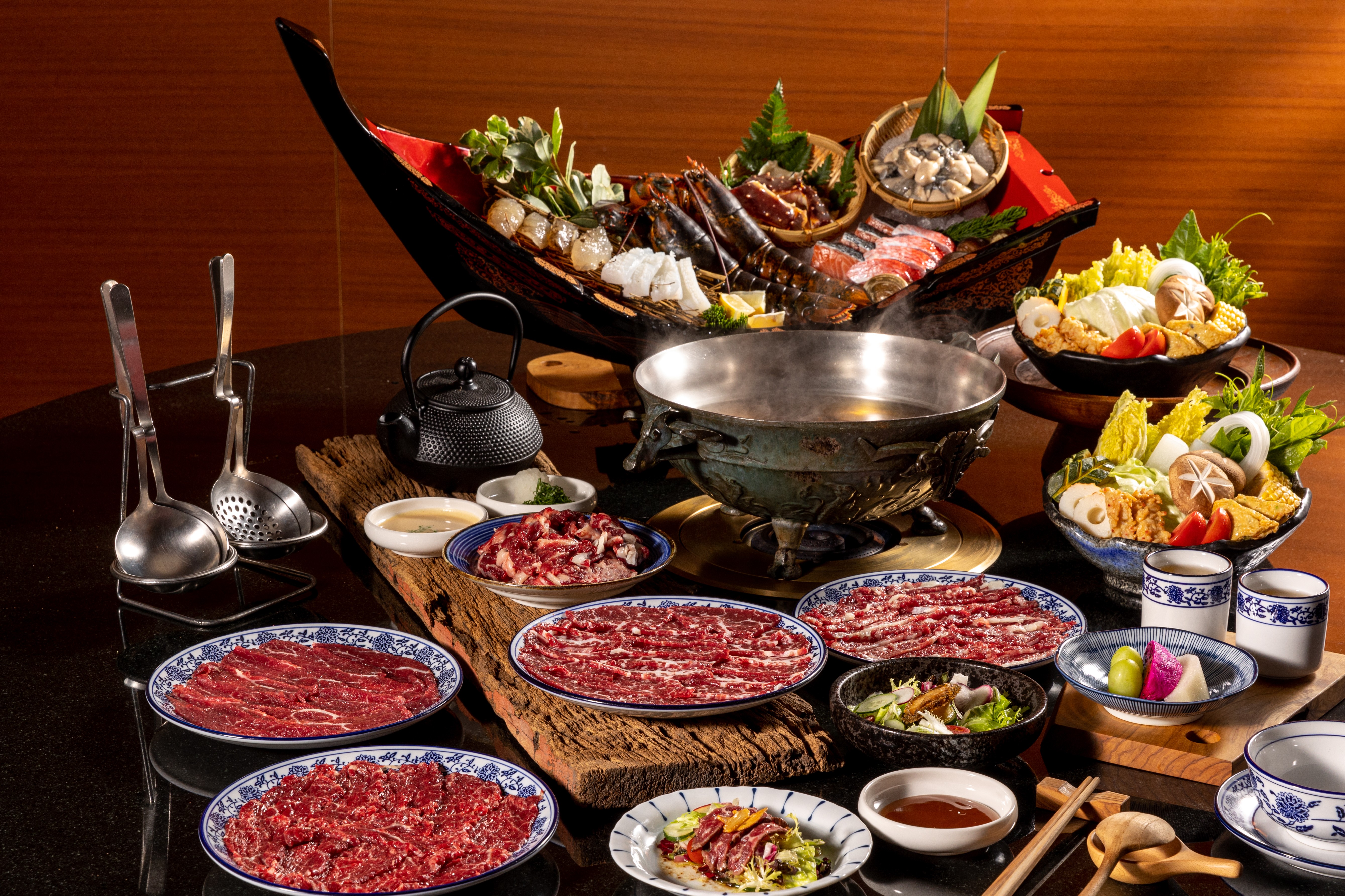 溫十八火鍋主打每天用18°C冷藏專車、從台南運送當日現宰的溫體牛，能吃到最純粹的鮮牛滋味。