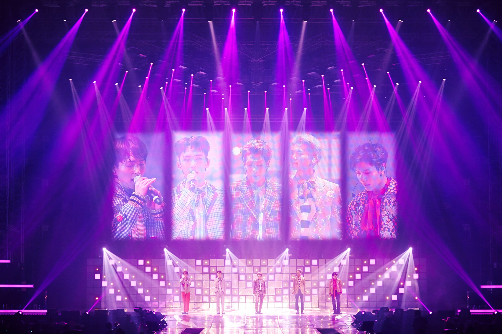 SHINee去年迎來出道15週年,以《My SHINee World》紀錄電影與大家回顧精彩歷程,其中有許多鐘鉉(中)的畫面,引人追思熱淚。(車庫娛樂提供)