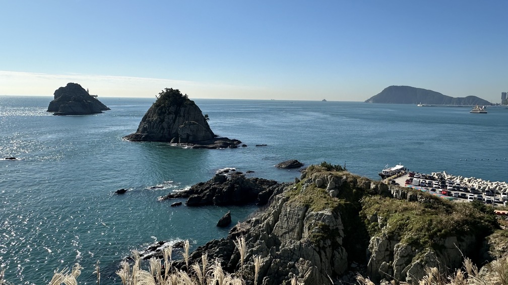  釜山五六島因潮汐關係，時而呈現五座島或六座島，因而得名。