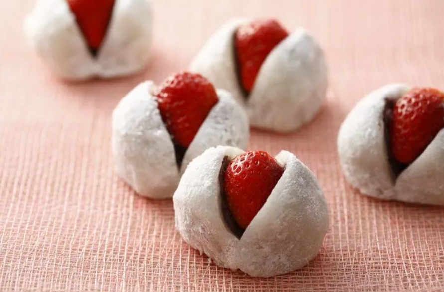 北市名店「滋養」的草莓大福驚傳有發霉的情況，業者做出回應。（翻攝自滋養官網）