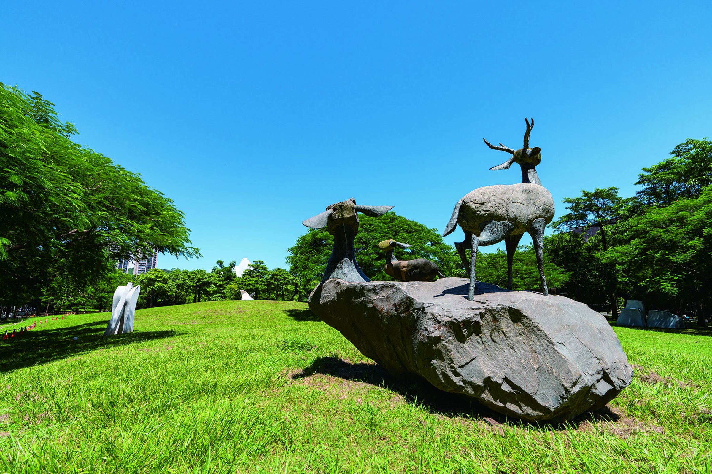 超越1.5倍台北大安森林公園,高雄美術館擁有43公頃的美術館公園與湖泊,滋養著當地人的身、心、靈,是都市沙漠中的藝文綠洲。