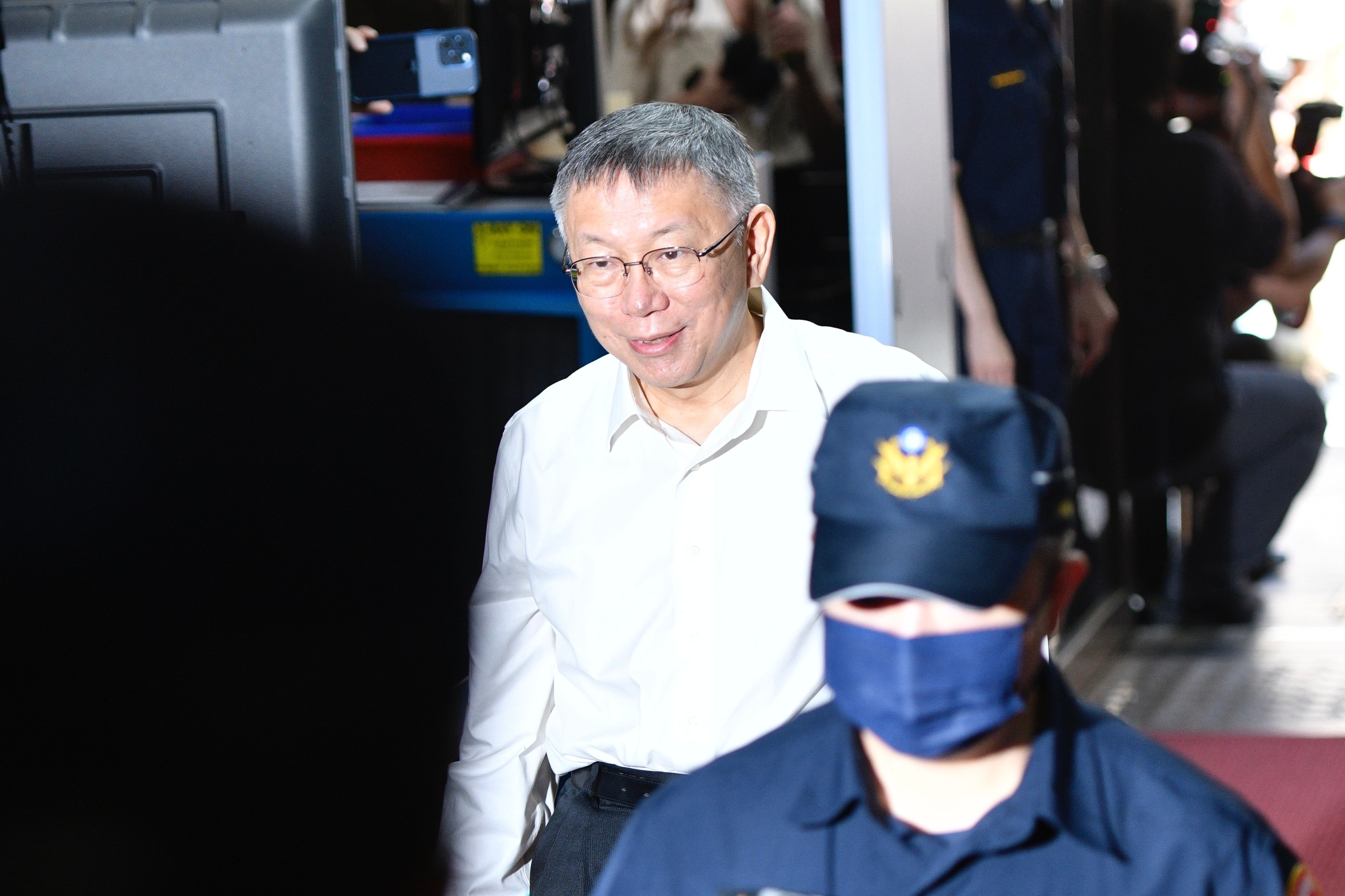 柯文哲抵達台北地院，臉上掛著笑容，看似一派輕鬆走上北院樓梯。