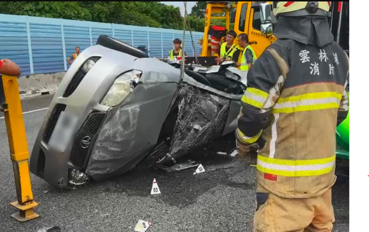 新竹群耀科技公司21日舉辦世界員工日，員工搭乘遊覽車從新竹南下至劍湖山，未料在國道發生嚴重車禍。圖片經變色處理。（翻攝照片）