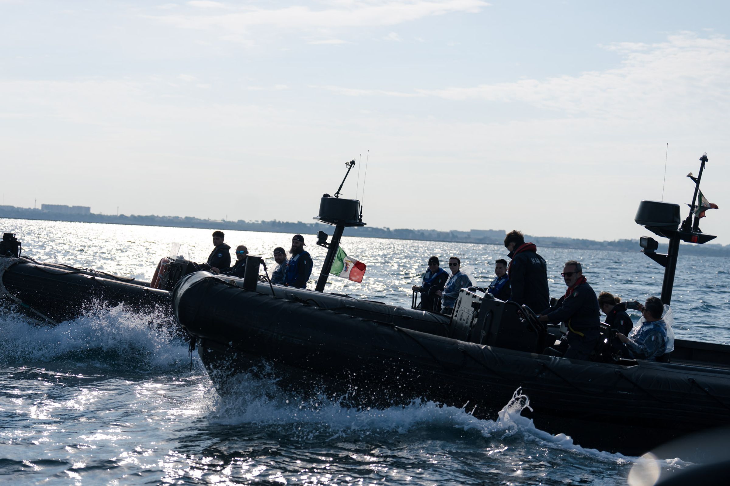 義大利海軍橡皮突擊艇以50節（約時速92公里）高速戴著客人們在塔蘭多軍港的外海極速狂飆。