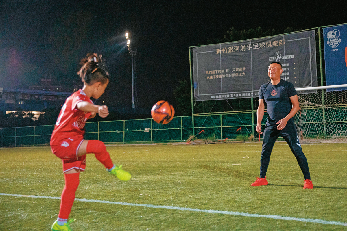 施俊豪（右）因為兒子喜歡踢足球，開始舉辦比賽、協助球員，被友人稱為足球瘋子。