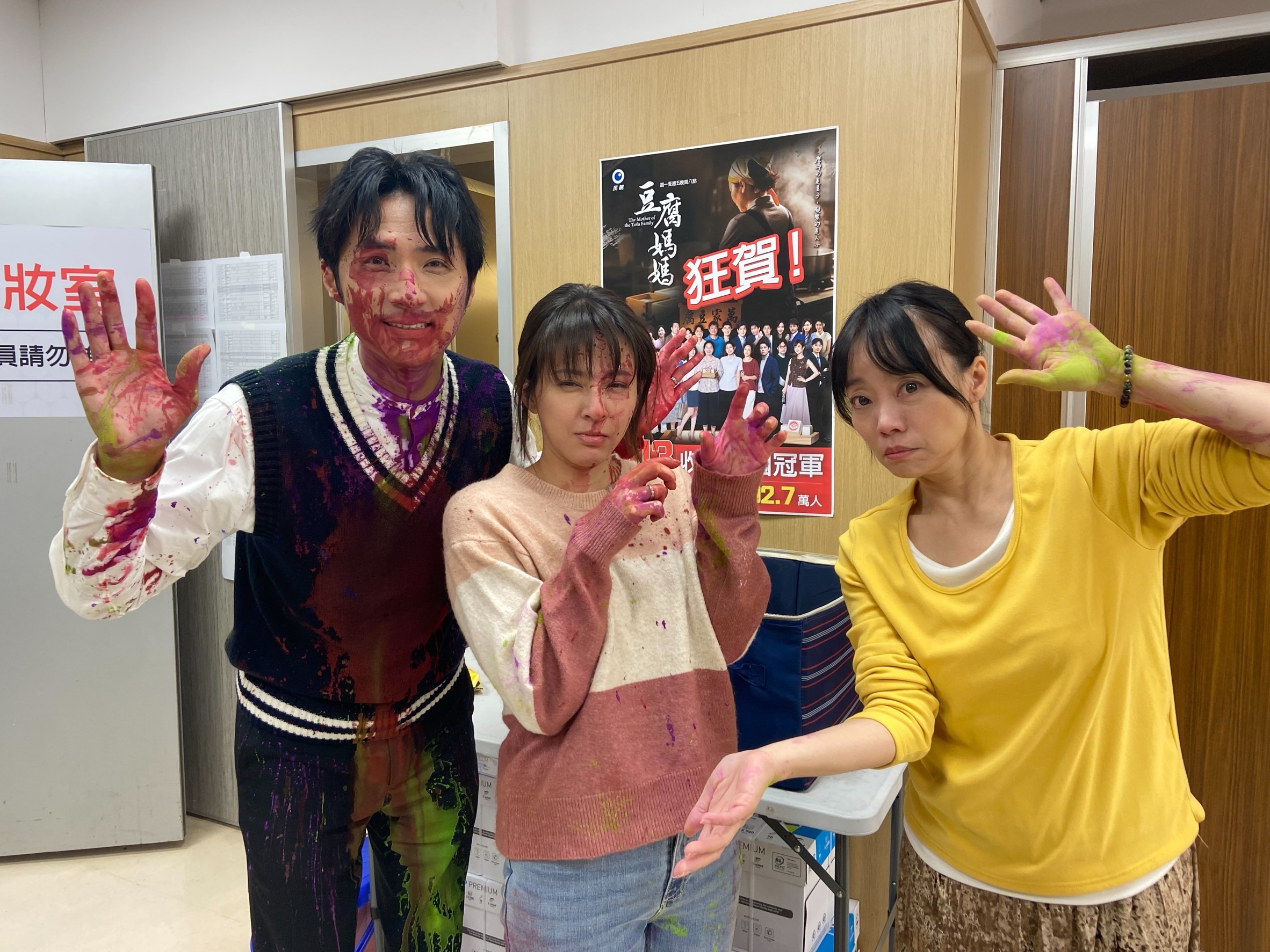 蘇晏霈目睹飾演丈夫的李運慶和小三擁吻恩愛氣憤波顏料洩憤。（民視提供）