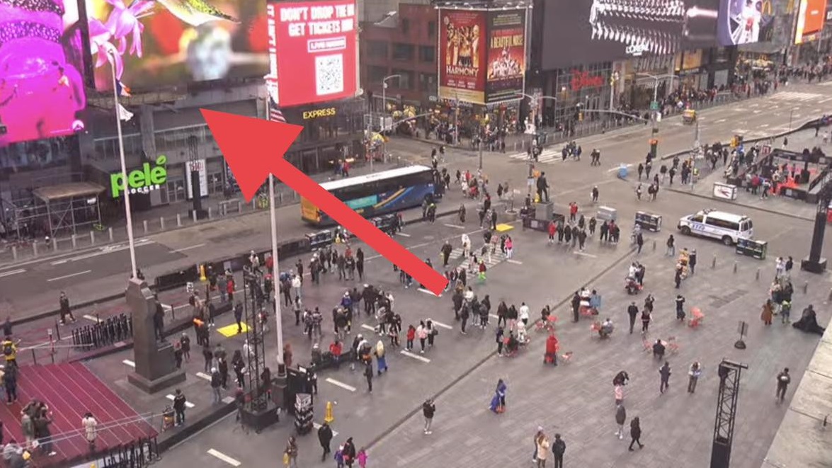 小商人在紐約時代廣場的看板上登「乾哥乾妹」照片。（翻攝Gtokevin小商人靠北幹古股份有限公司臉書）