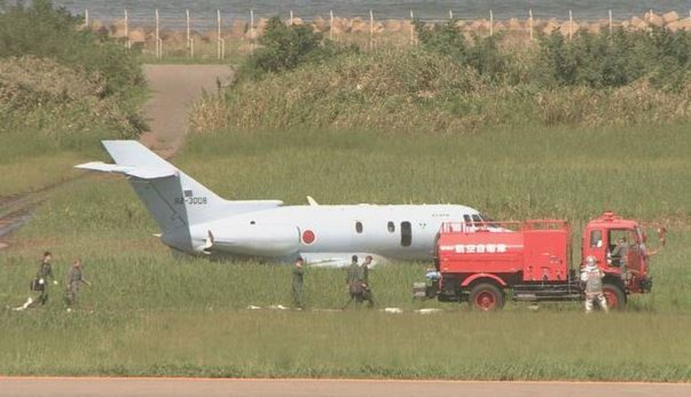 自衛隊飛機衝出跑道事故,導致機場兩條跑道全面關閉。(翻攝自TV新潟放送網)