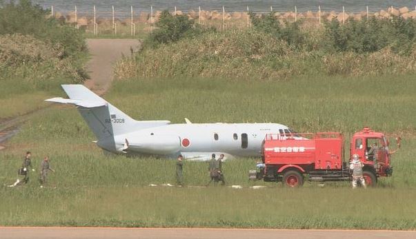 自衛隊飛機衝出跑道事故，導致機場兩條跑道全面關閉。（翻攝自TV新潟放送網）