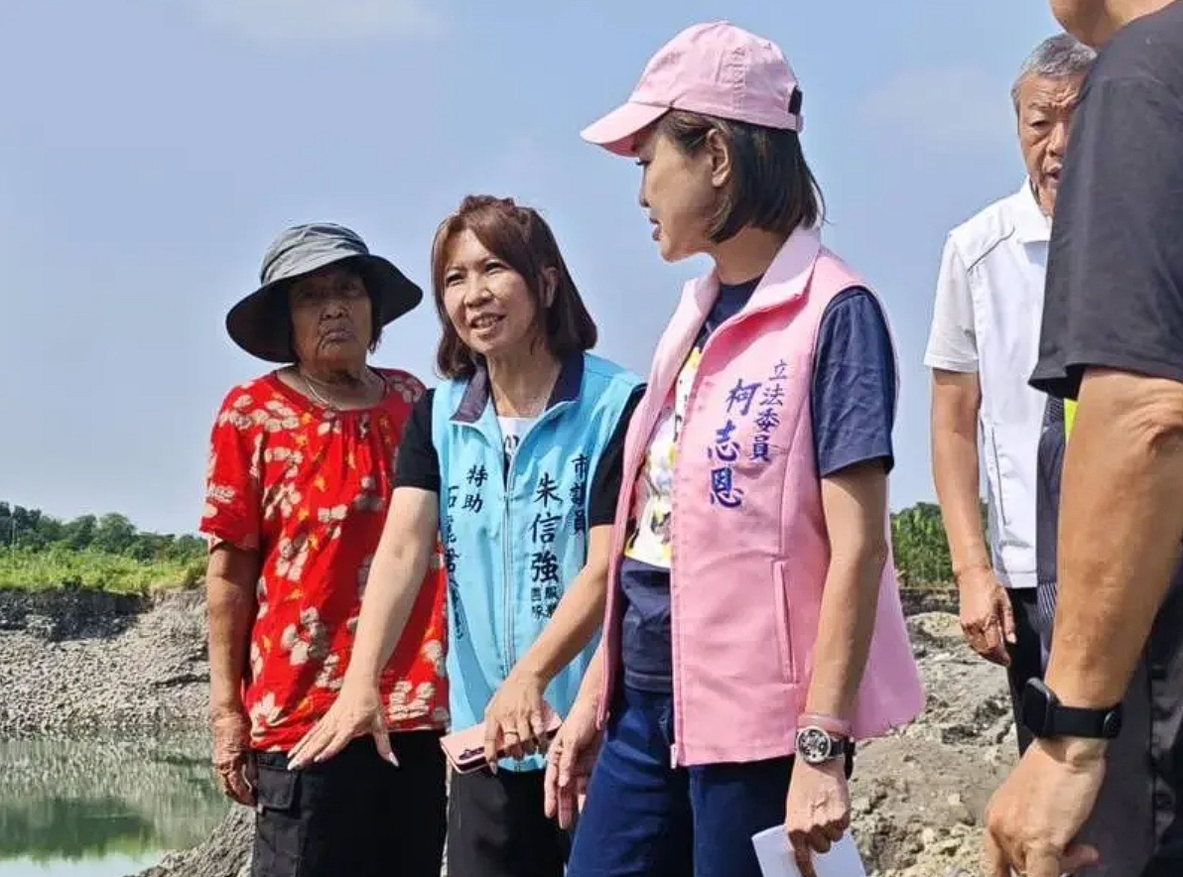 和柯志恩同框在美濃進行會勘的石麗君被爆出就是盜採砂石的地主，遭檢方傳喚到案。（翻攝自柯志恩臉書）