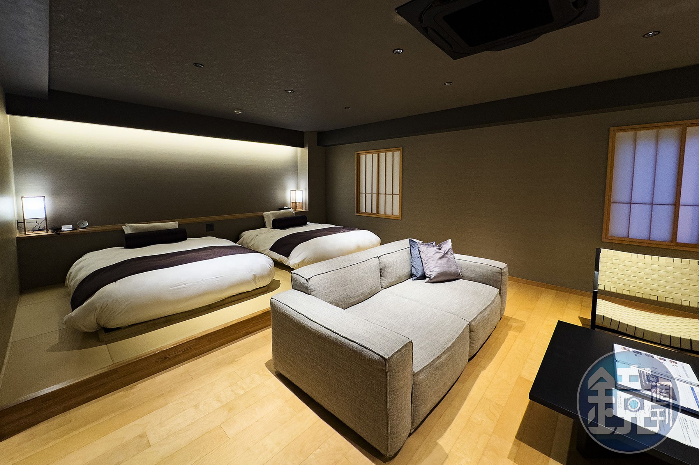 「Superior Suite」面積約50平方米,客房提供茶几與沙發等休憩空間。