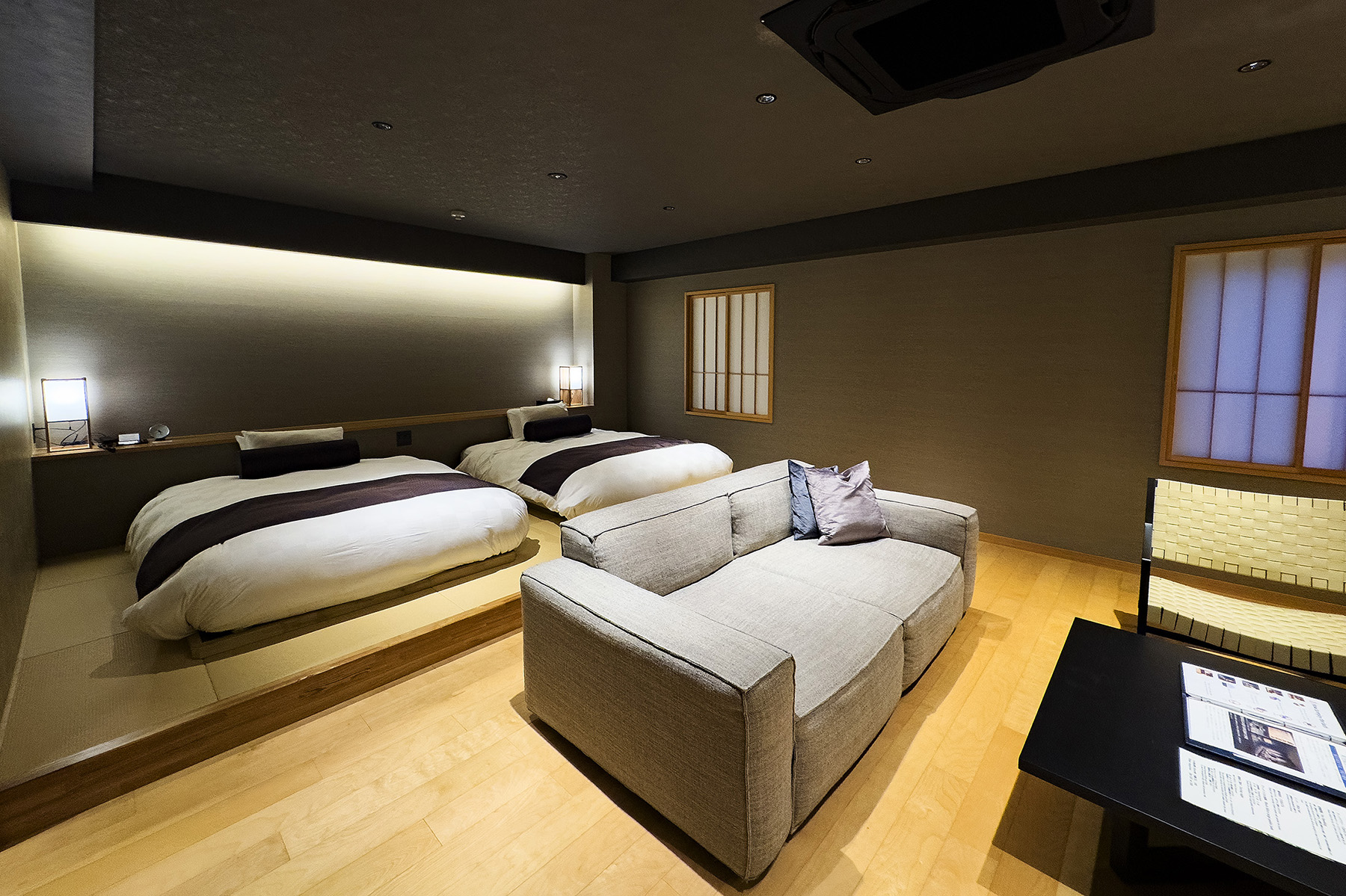「Superior Suite」面積約50平方米，客房提供茶几與沙發等休憩空間。