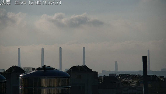 環境部提醒，明日環境風場仍為偏東風，西半部水平及垂直擴散條件不佳，空氣品質為橘色提醒，短時間達紅色警示等級。（翻攝自環境部空氣品質監測網）