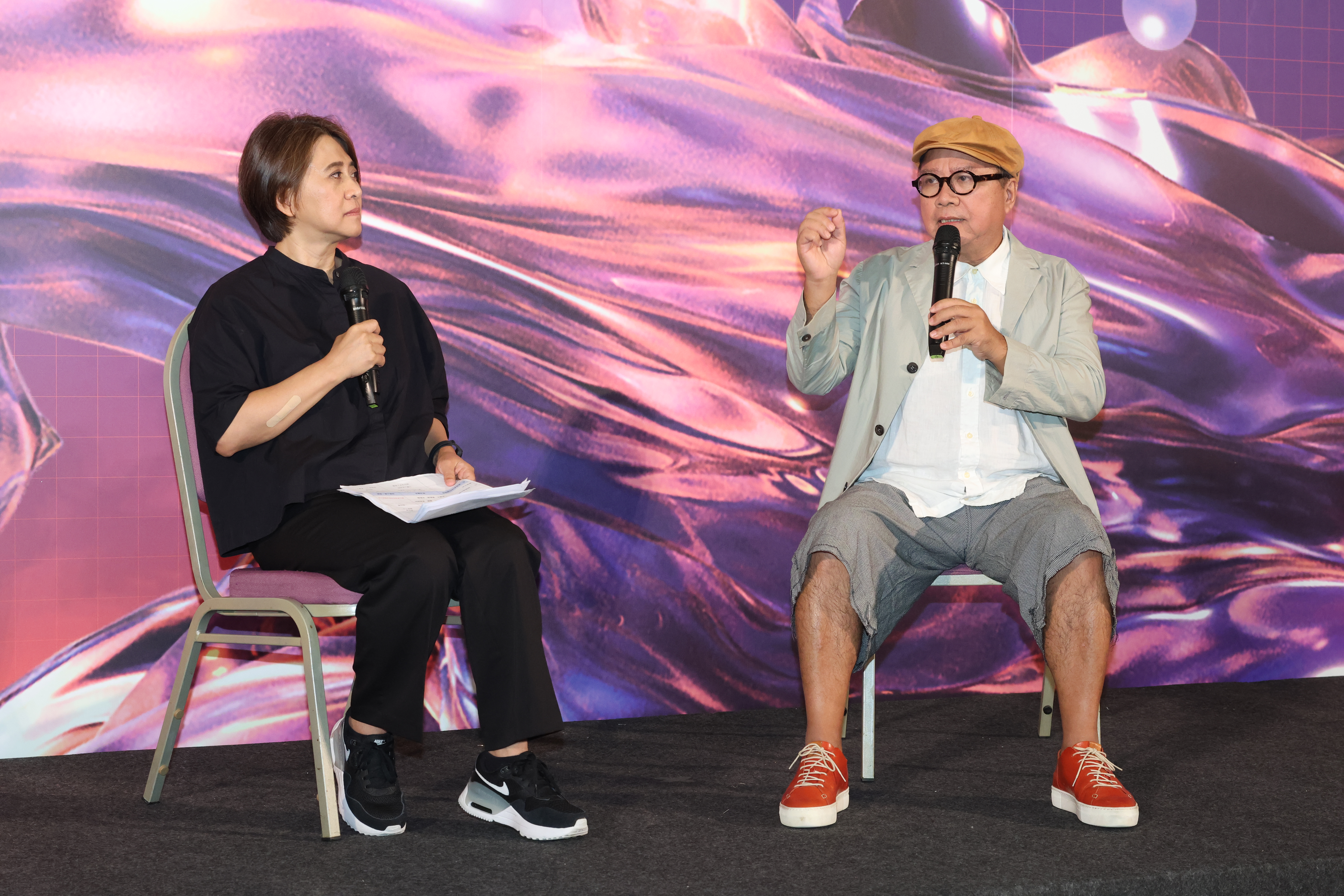 台北電影節總監李亞梅（左）與本屆評審團主席陳果（右）解釋與分析今年得獎名單。