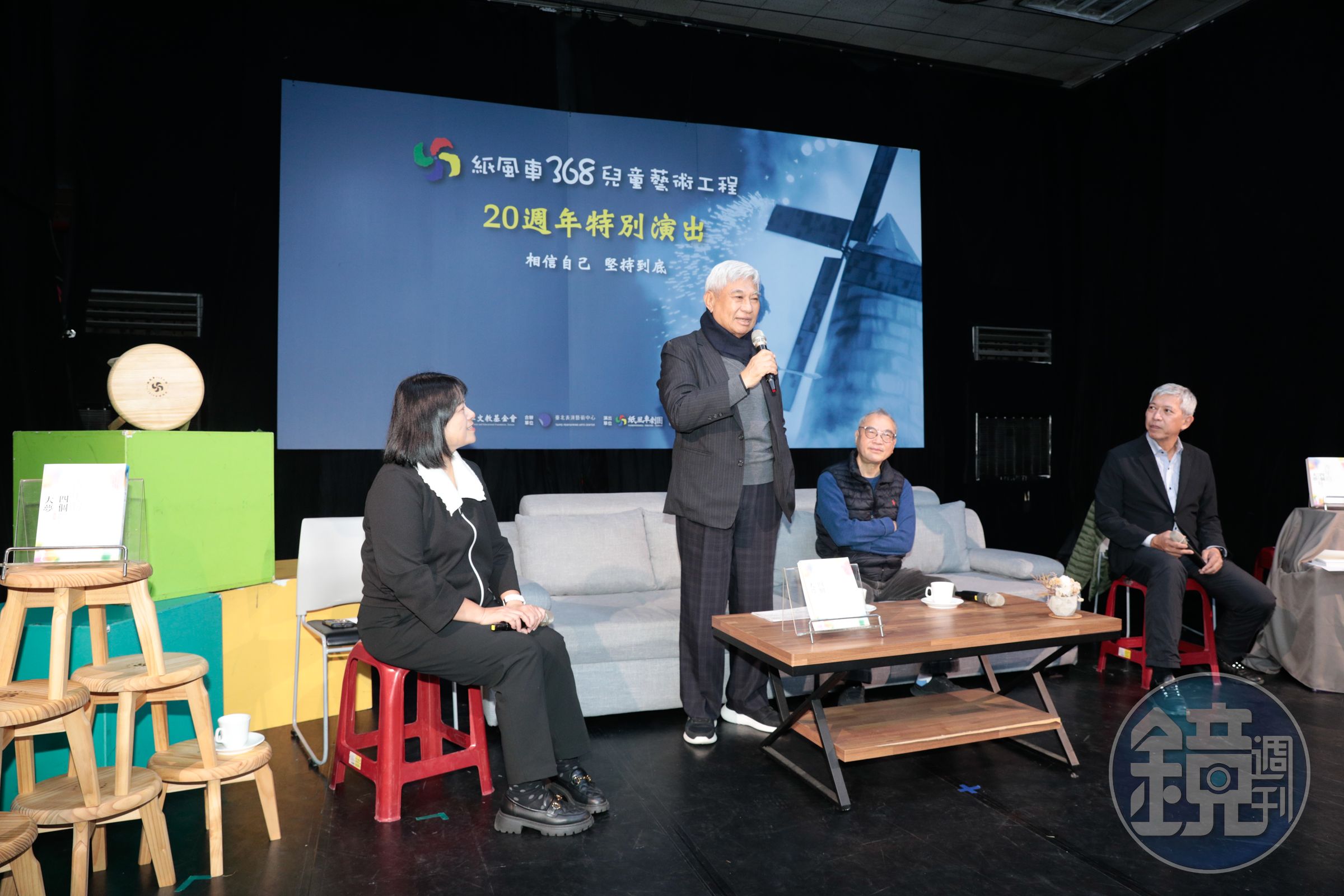 陳進財董事長(左二)從會計出身到將穩懋半導體做到全球領導者,抱持著「做到最好就是成功」的信念。