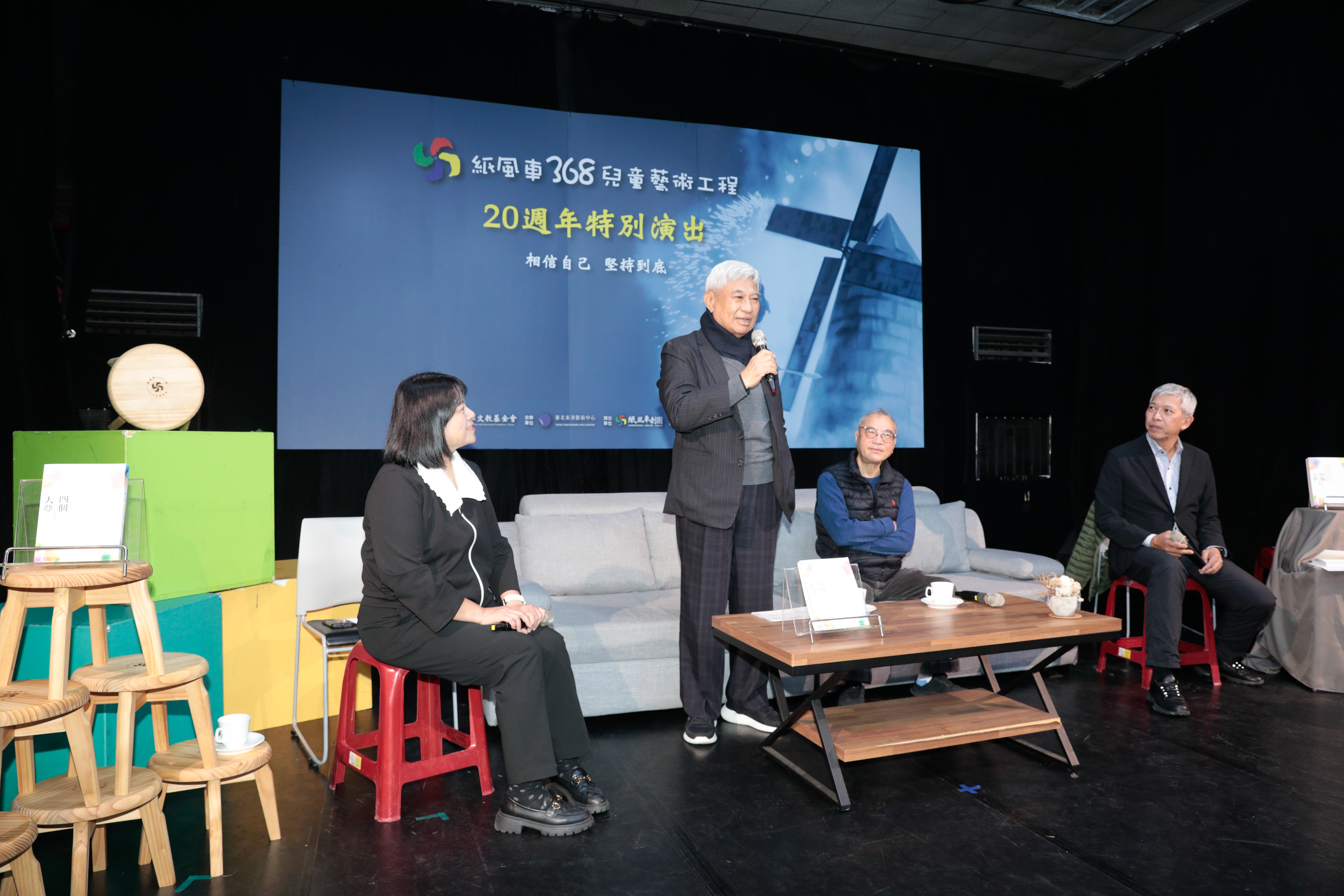 陳進財董事長（左二）從會計出身到將穩懋半導體做到全球領導者，抱持著「做到最好就是成功」的信念。