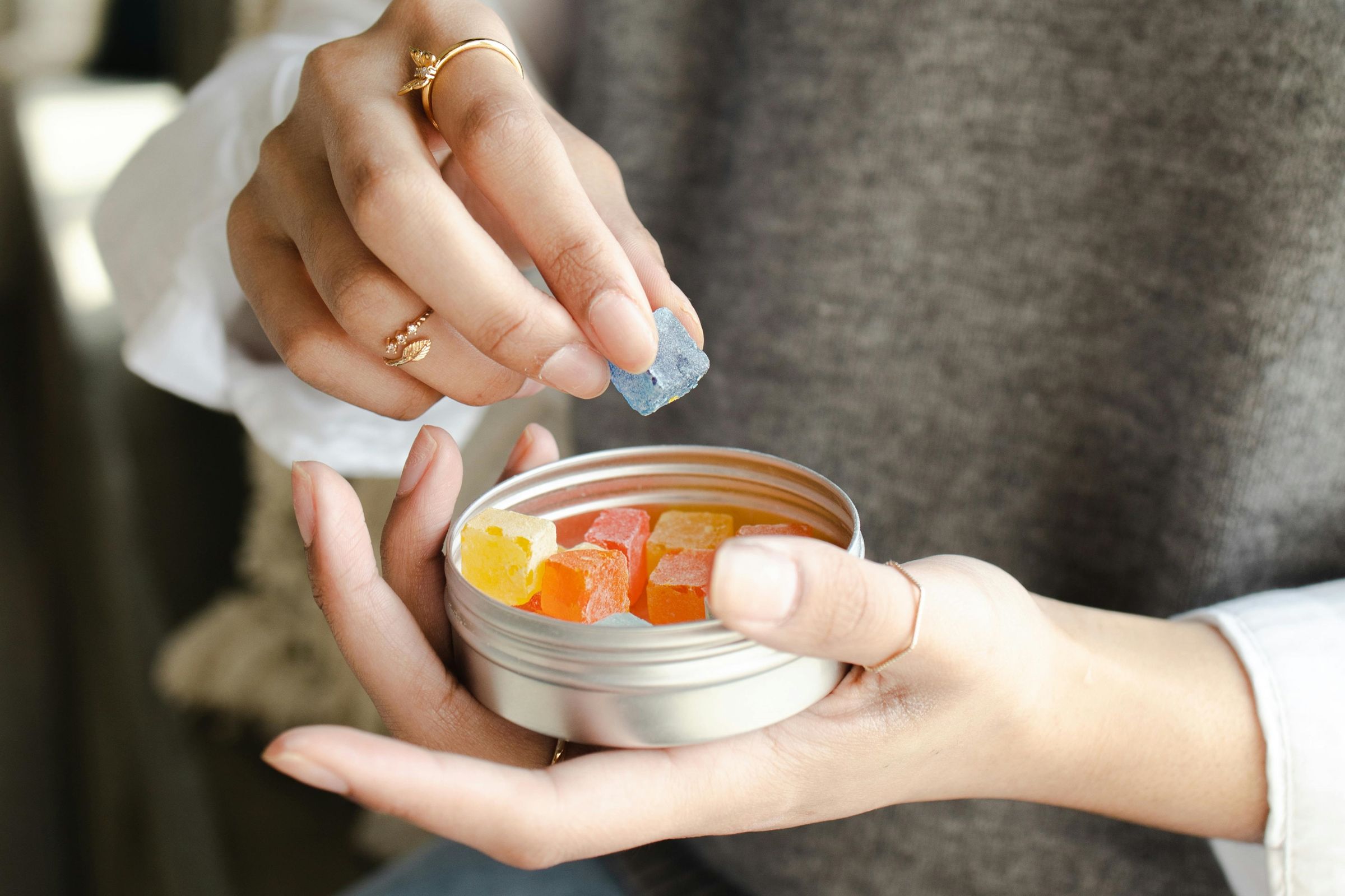 警方目前正針對A女是否明知食品過期仍故意分發，以及軟糖的購買來源等進行深入調查。示意圖非當事人（翻攝自pexels）
