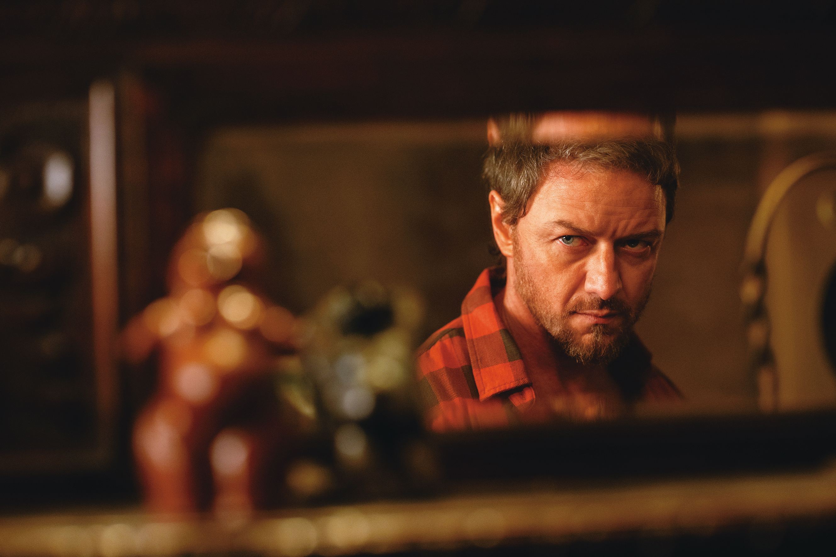 詹姆斯麥艾維飾演一名帥氣迷人的莊園男主人，他熱情好客的表面掩蓋著無法言喻的黑暗面。（UIP提供）