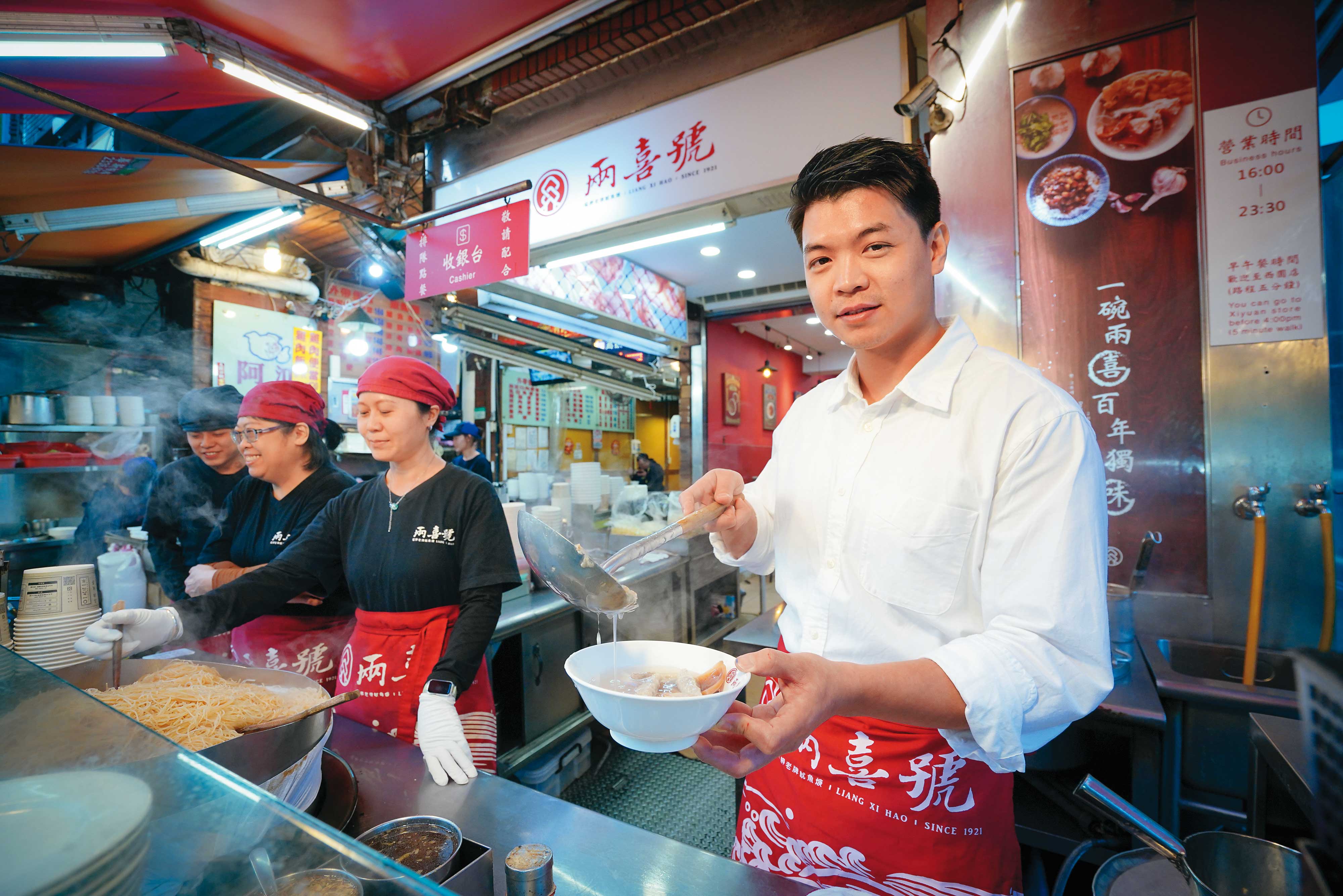 兩喜號四代都只傳一人，員工一做就是幾十年，陳輿安（右）與他們相處融洽。
