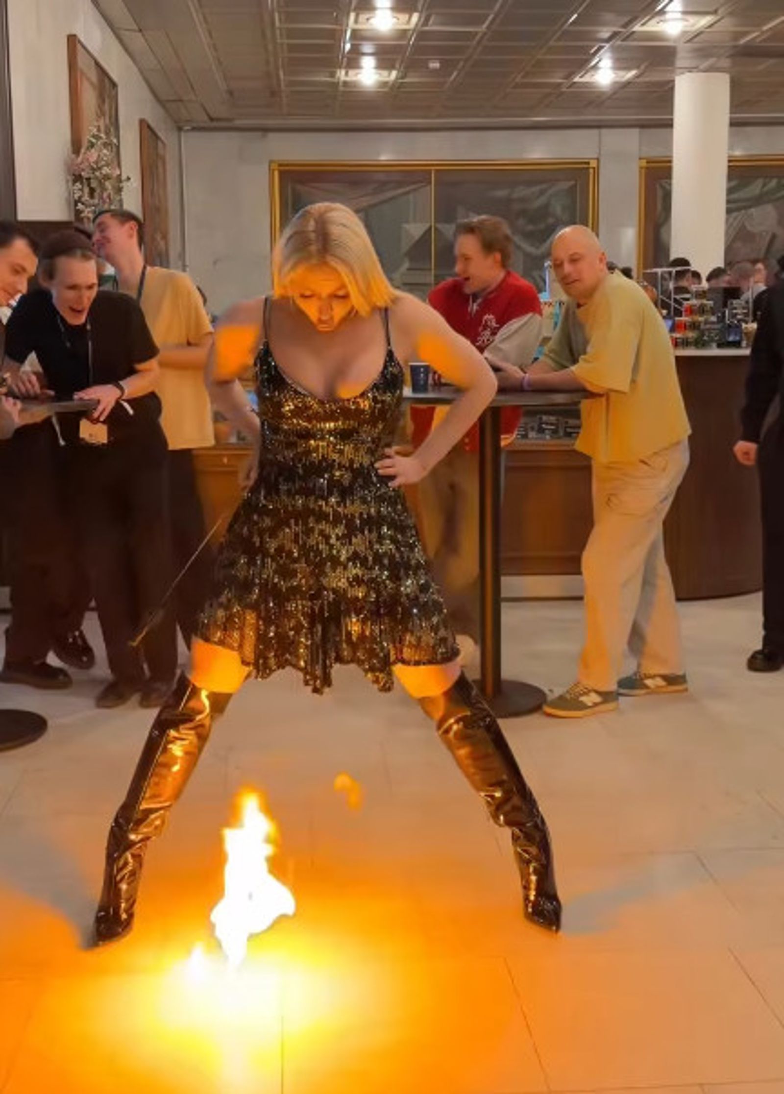 安娜與民眾近距離表演下體噴火的特技。（翻攝IG@annaadelos）