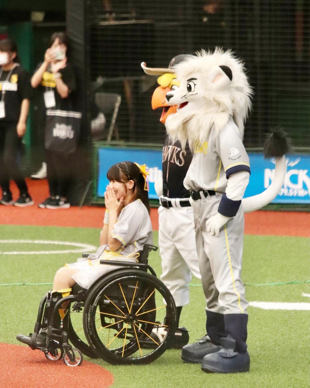 日女星豬狩友香在日本為職棒開球。(翻攝豬狩友香INS)