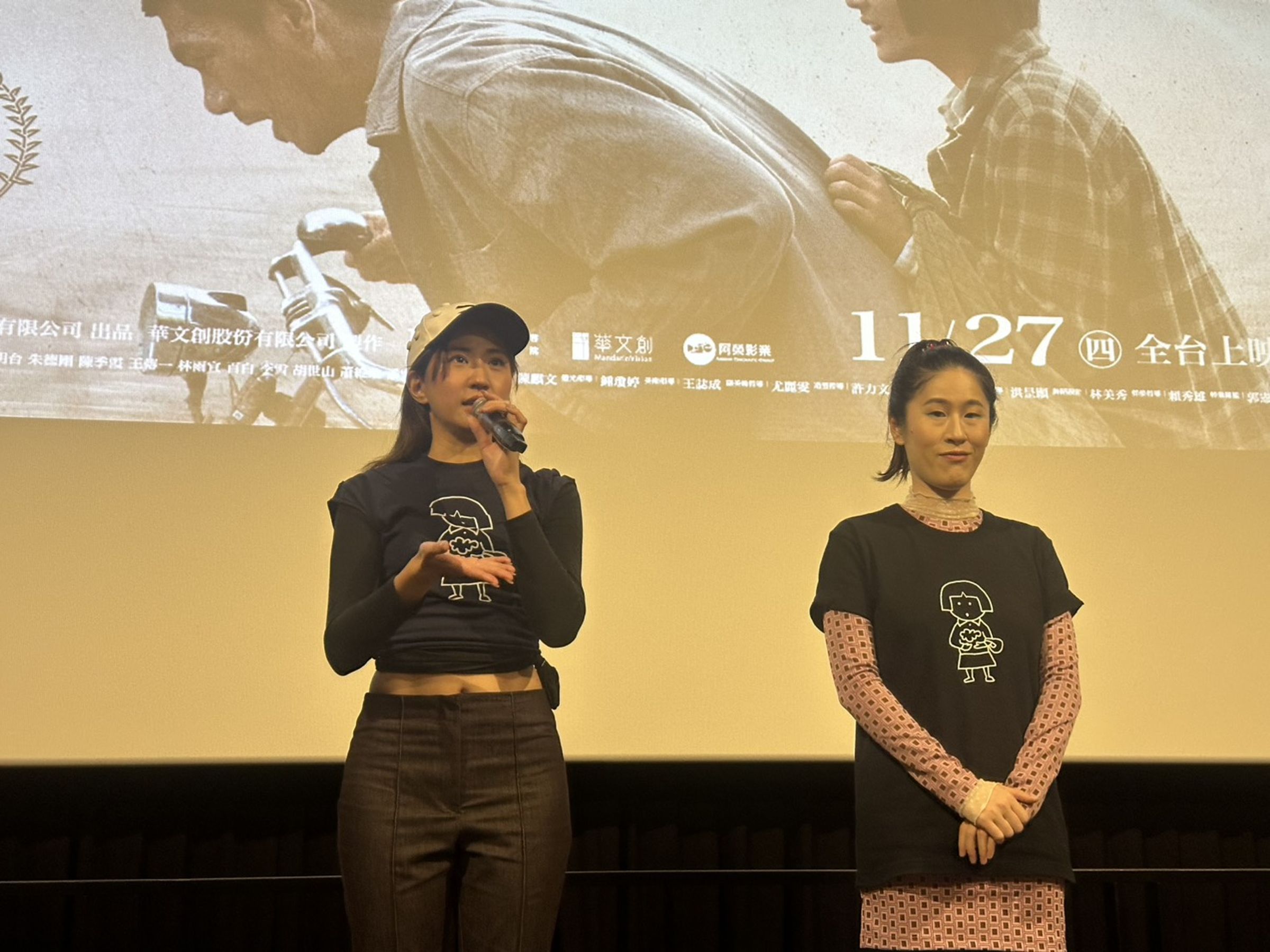 片中飾演彩蝶歌舞團團員的 9m88(左)、百白(右)現身戲院活動。(華文創提供)