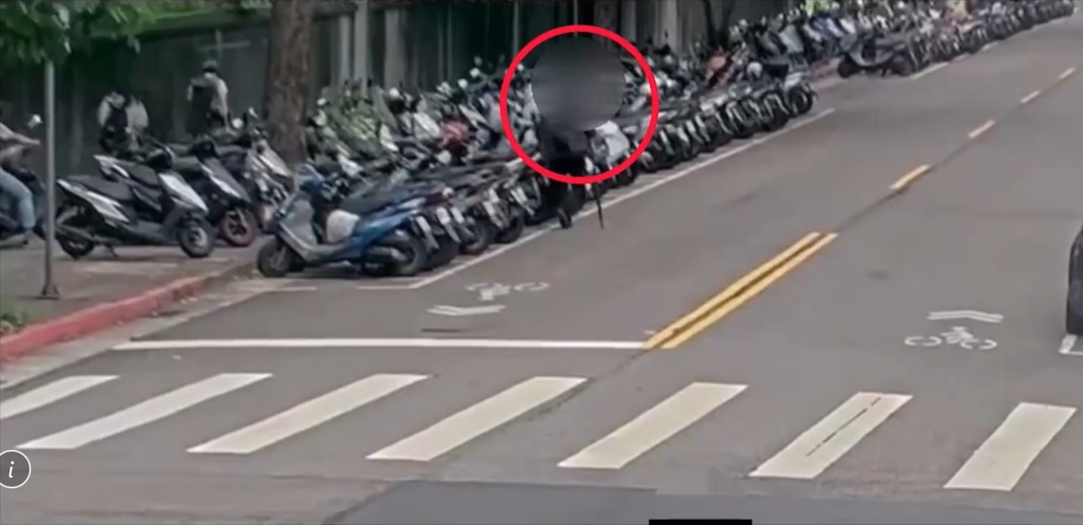 警方發現林男散步時，一邊用手確認每一輛機車的車廂狀況。（翻攝畫面）