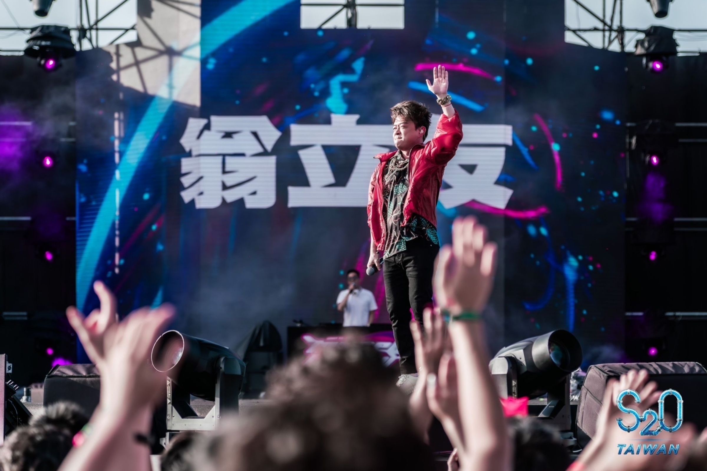 翁立友在台上又唱又跳。（S2O Taiwan提供）