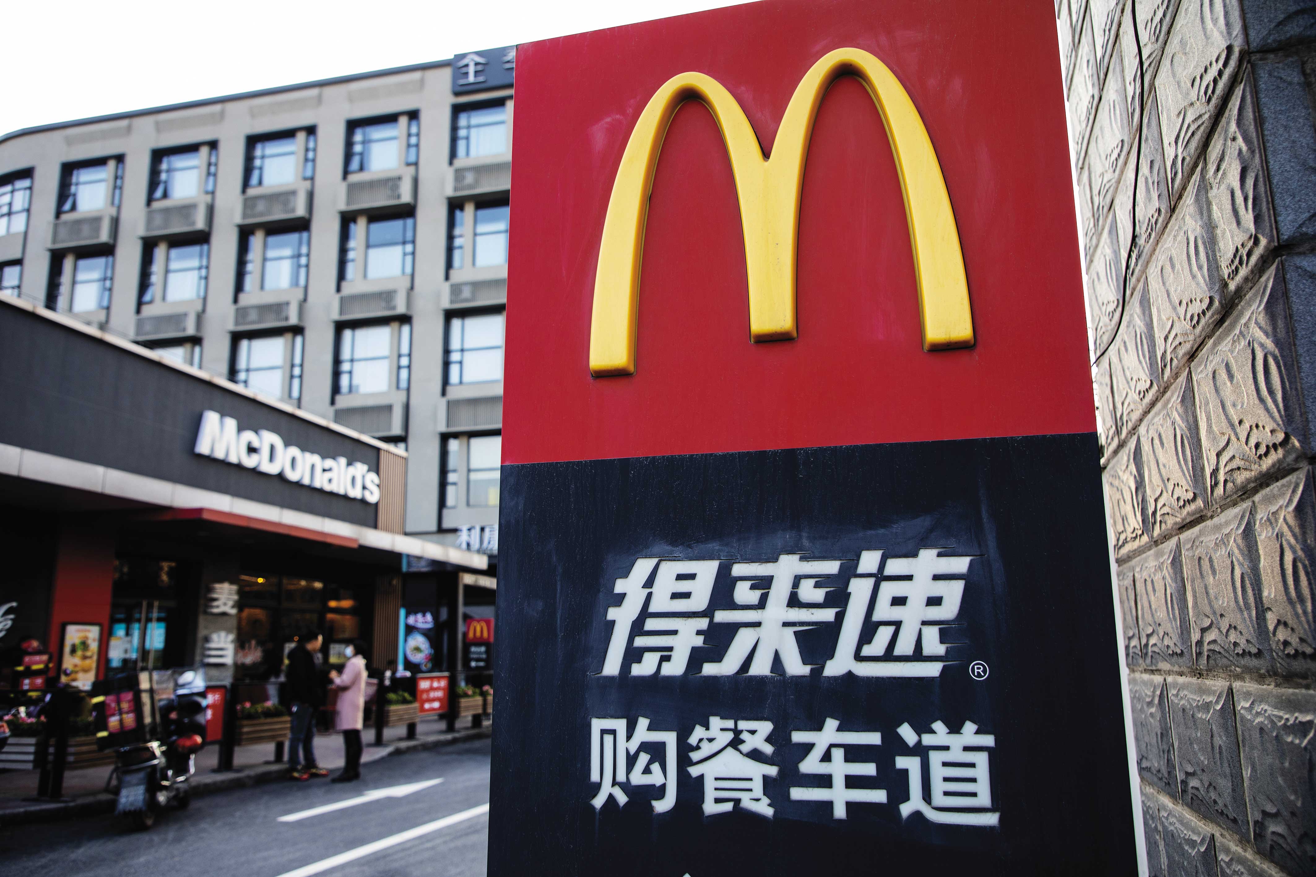 美式文化深入中國，中國硬頸子外殼裡，這條軟骨頭就是罩門，兩國若陷入紛爭，美國一定揪住這條軟骨頭。（東方IC）