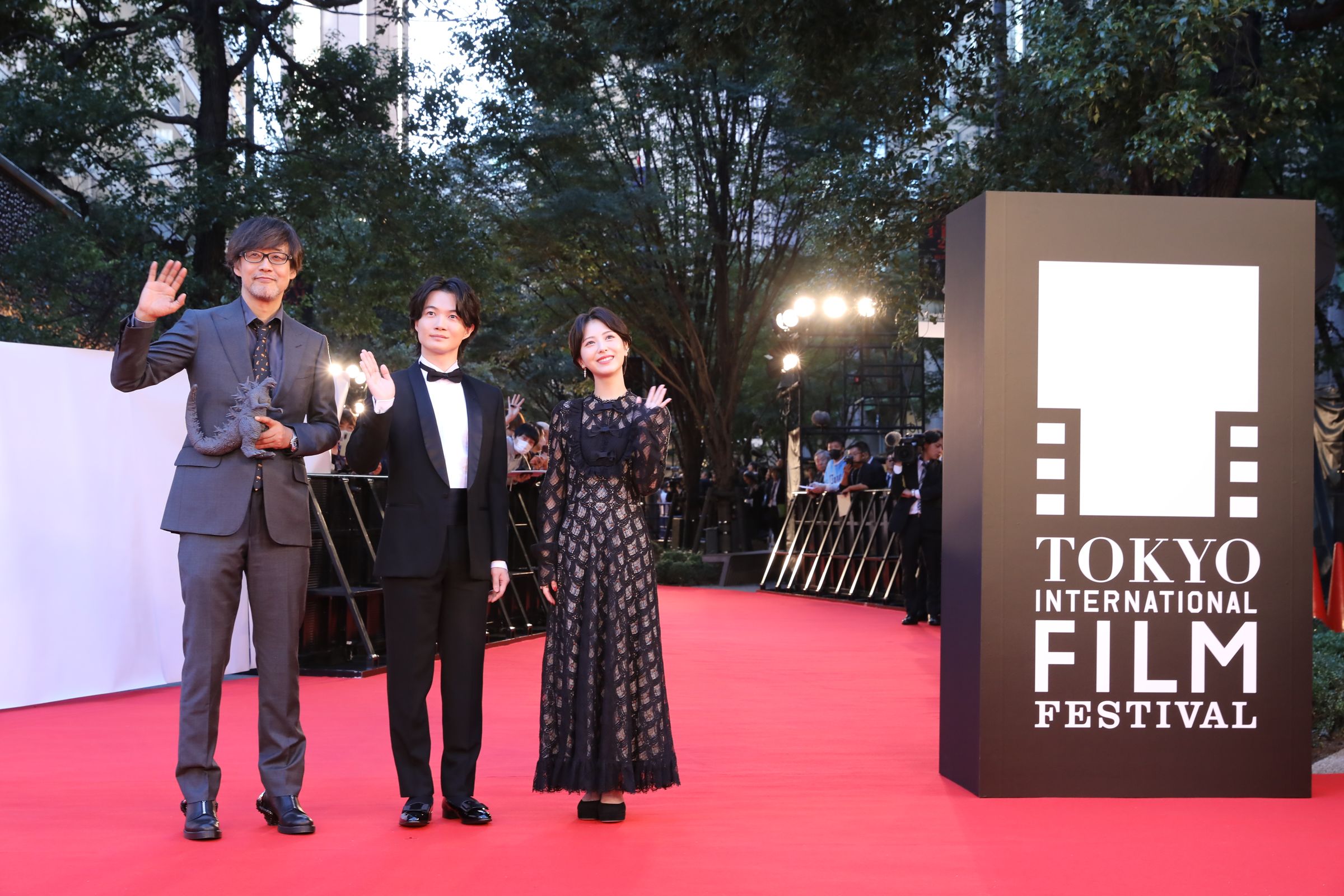 《哥吉拉-1.0》導演山崎貴(左起)率領主角神木隆之介、濱邊美波打頭陣走上東京影展紅毯。(東京國際影展提供)