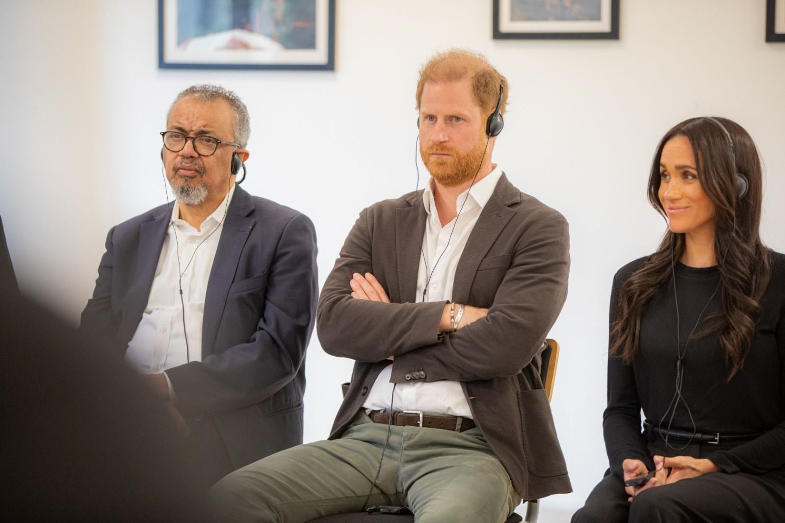 哈利與梅根約旦行是受譚德塞（左）邀請，3人一同聆聽簡報。（翻攝@XDrTedros）