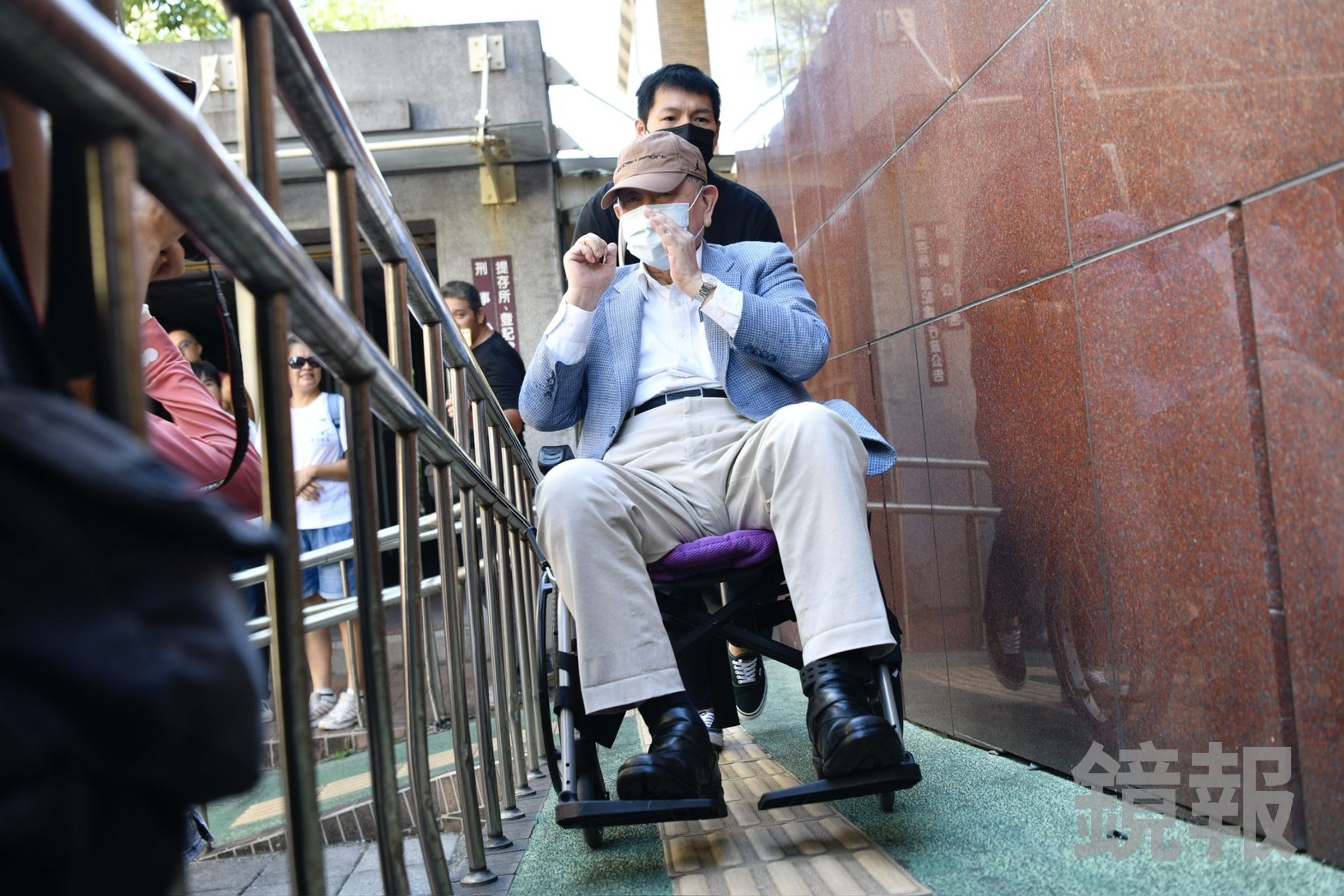 沈慶京在訴訟期間多以輪椅代步,並以此申請保外就醫,熱舞畫面曝光後引發「賣慘」與欺騙司法質疑。(鏡報李智為)
