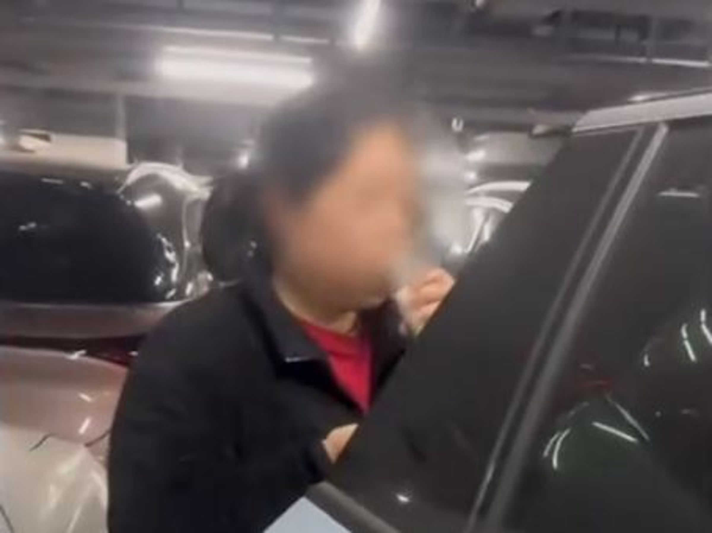 無賴女子直接在店員面前將未開封的飲料擰開。（翻攝微博）