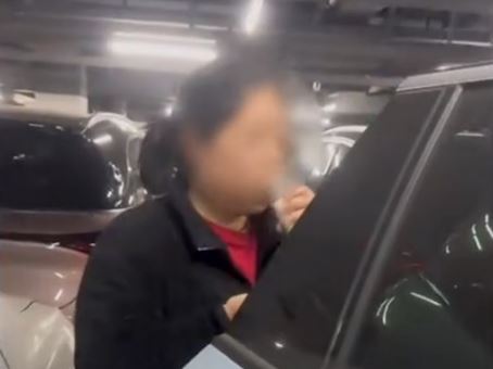 無賴女子直接在店員面前將未開封的飲料擰開。（翻攝微博）