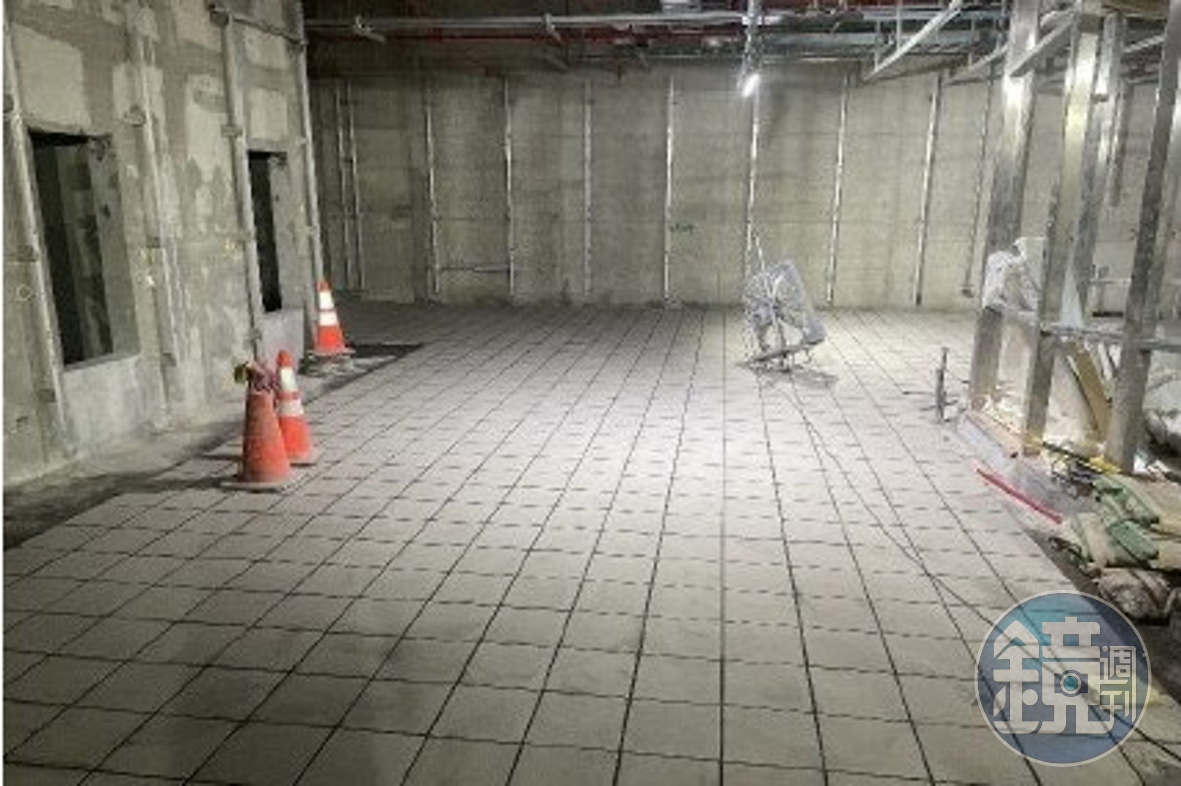 精工地磚已被鋪設於站體地板上。