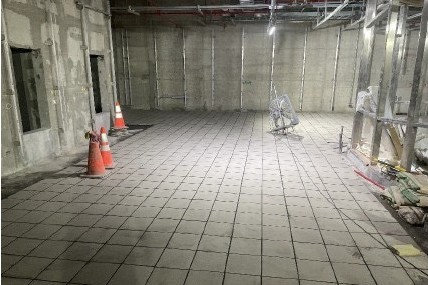 精工地磚已被鋪設於站體地板上。