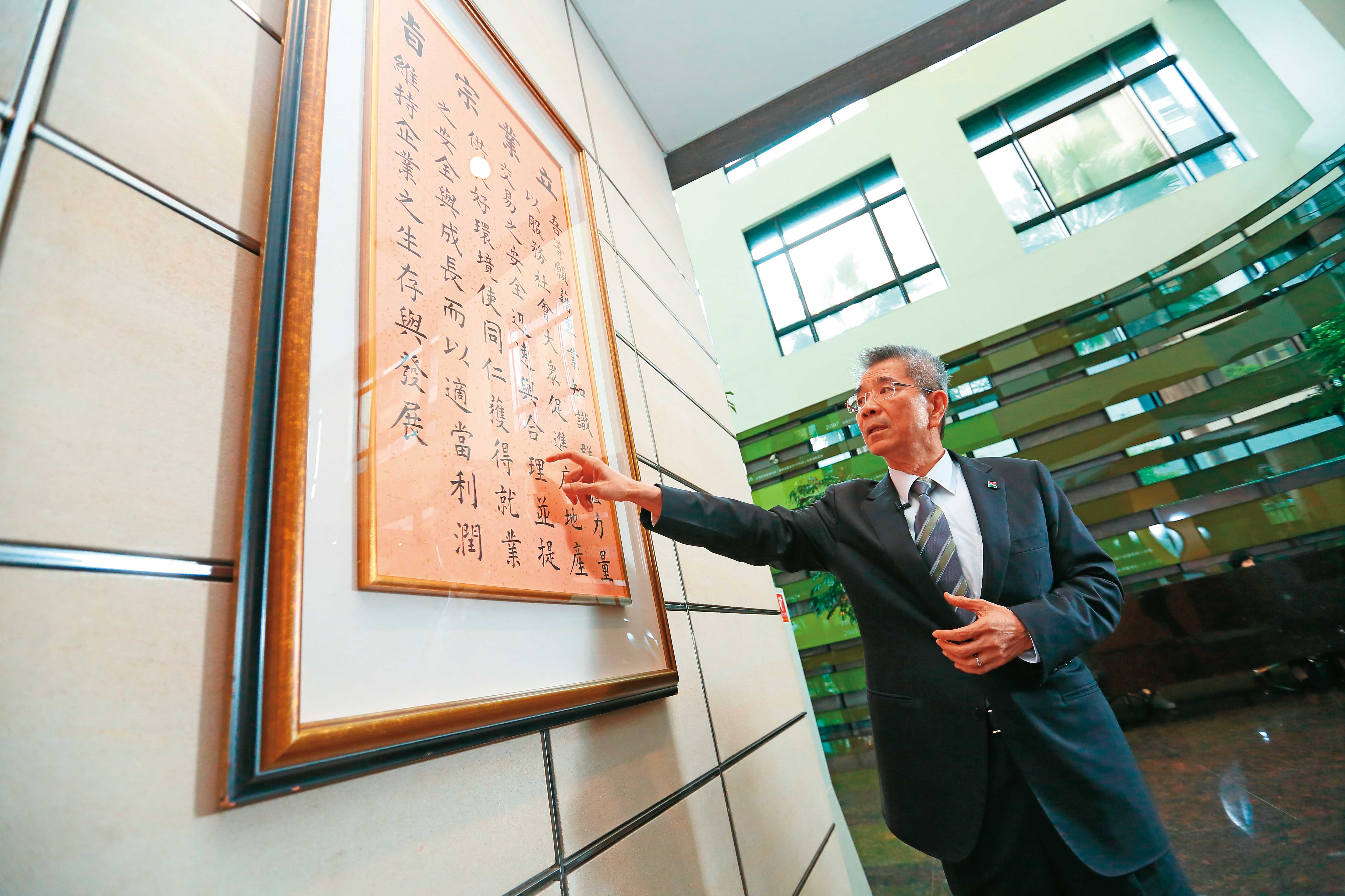 周俊吉將信義房屋交棒到長子周耕宇手上，言談間透露他相當放心。