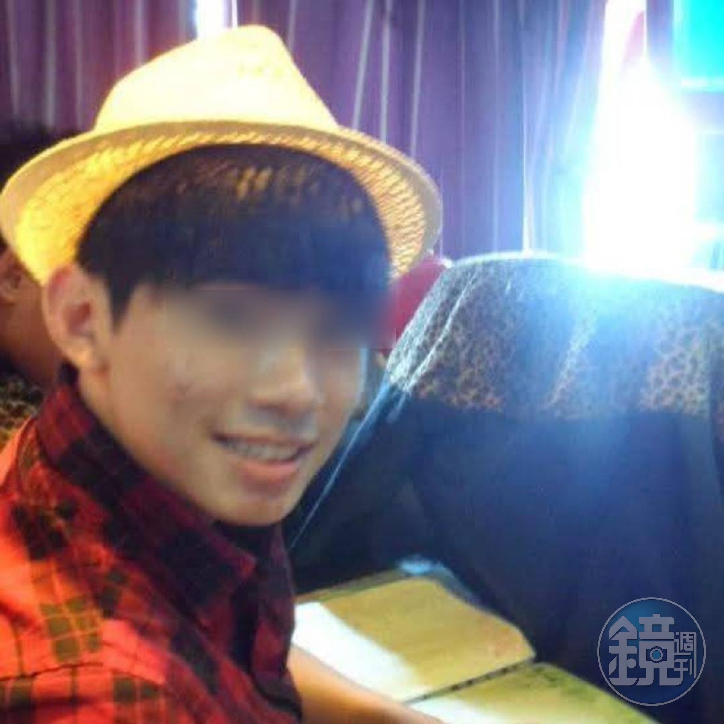 陳男預藏2把刀對分手女友行兇。(翻攝臉書)