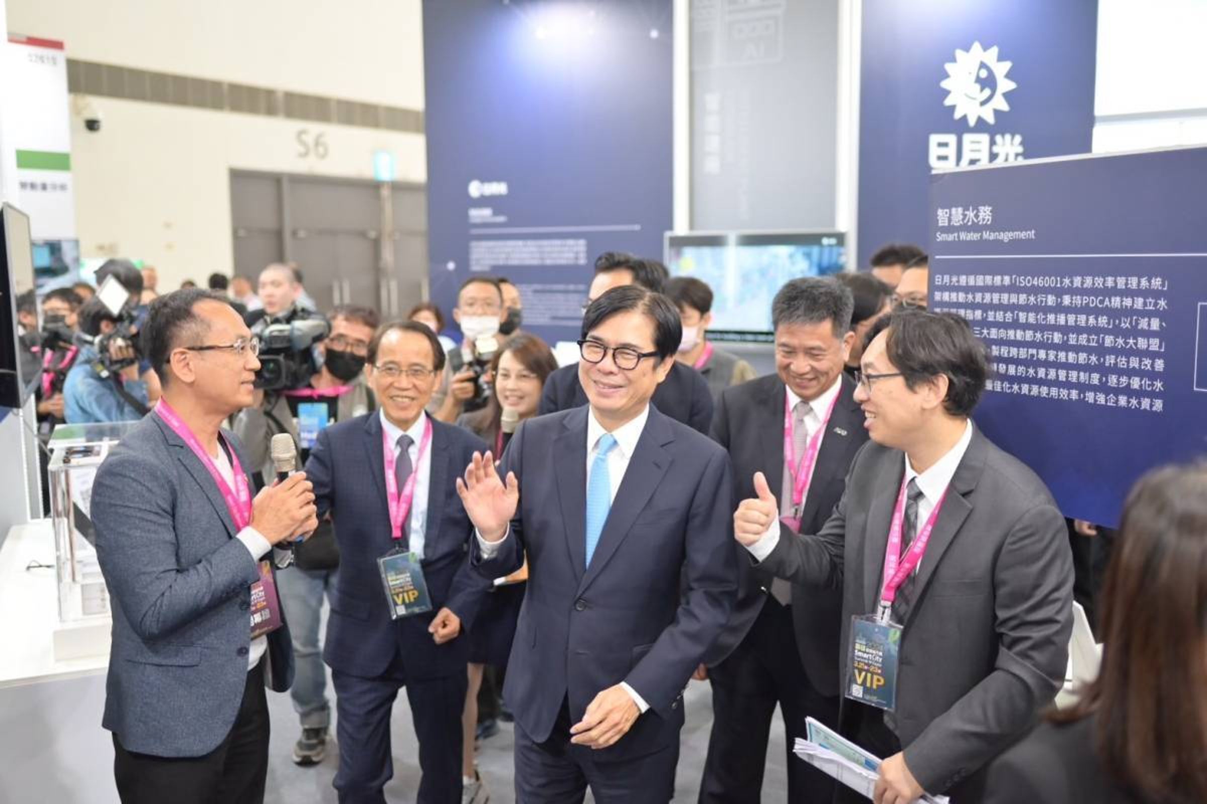 高雄市長陳其邁特別現身智慧城市展日月光的攤位，深入了解日月光在永續淨零的努力與成果。（日月光提供）