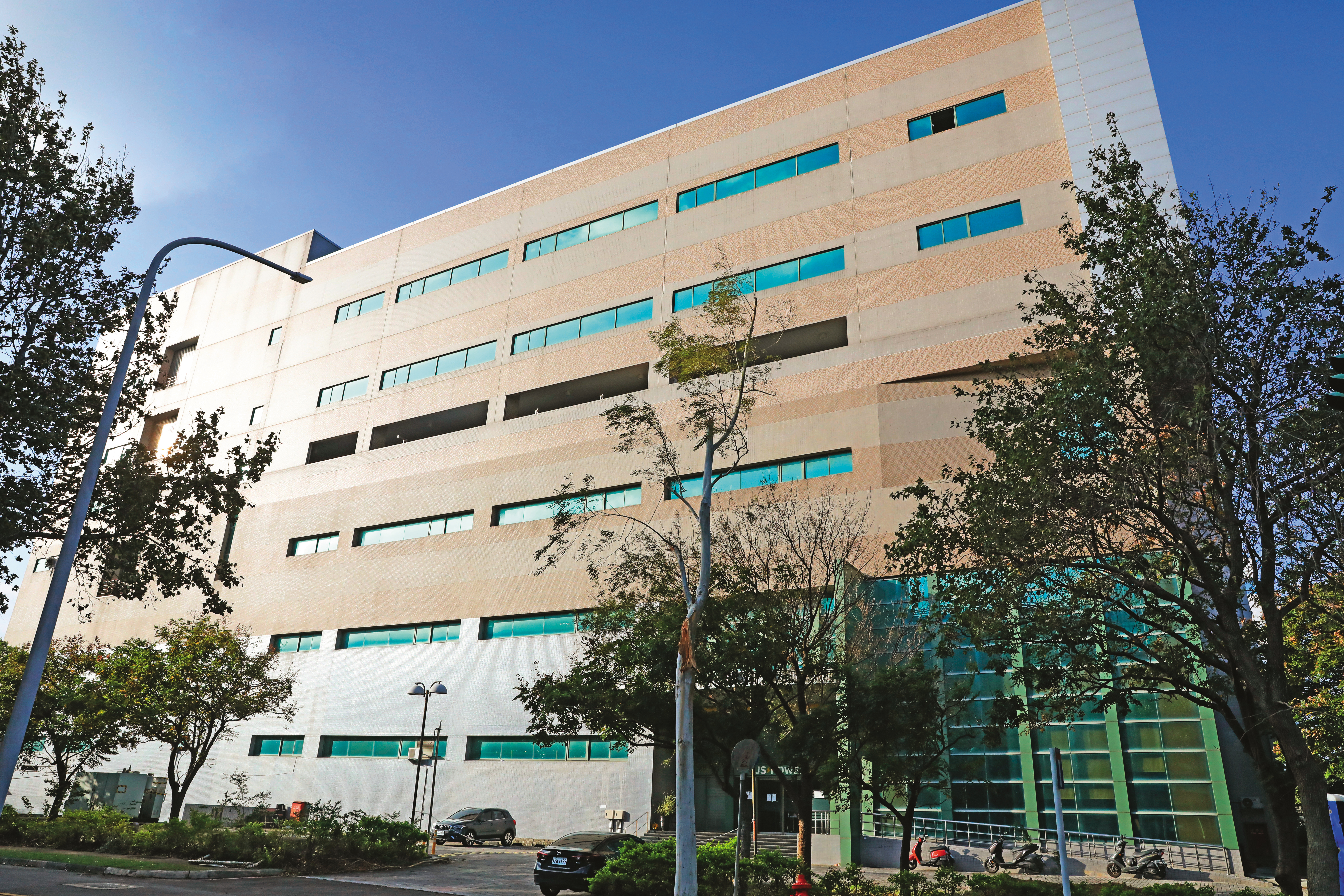 喬信電池廠房（圖）市價約15億元，合勤集團透過法拍以不到8億元得標。