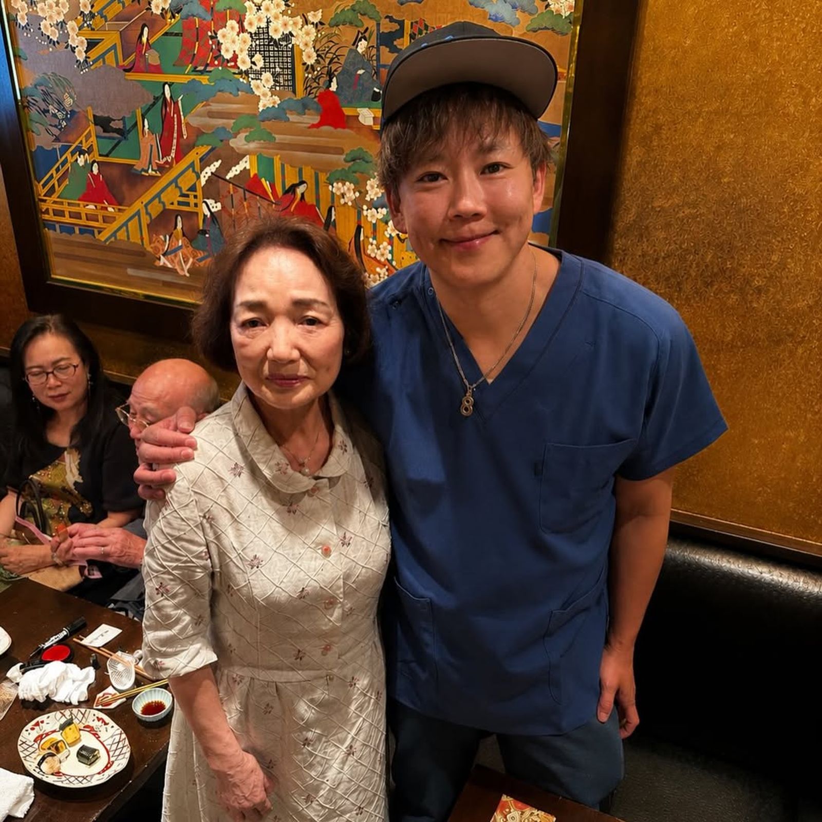 離開吉本興業後，快樂信吾正式回歸最熱愛的本業，並認真進修取得了泰國傳統醫學「抓龍筋」的專業執照。（翻攝自快樂信吾IG）