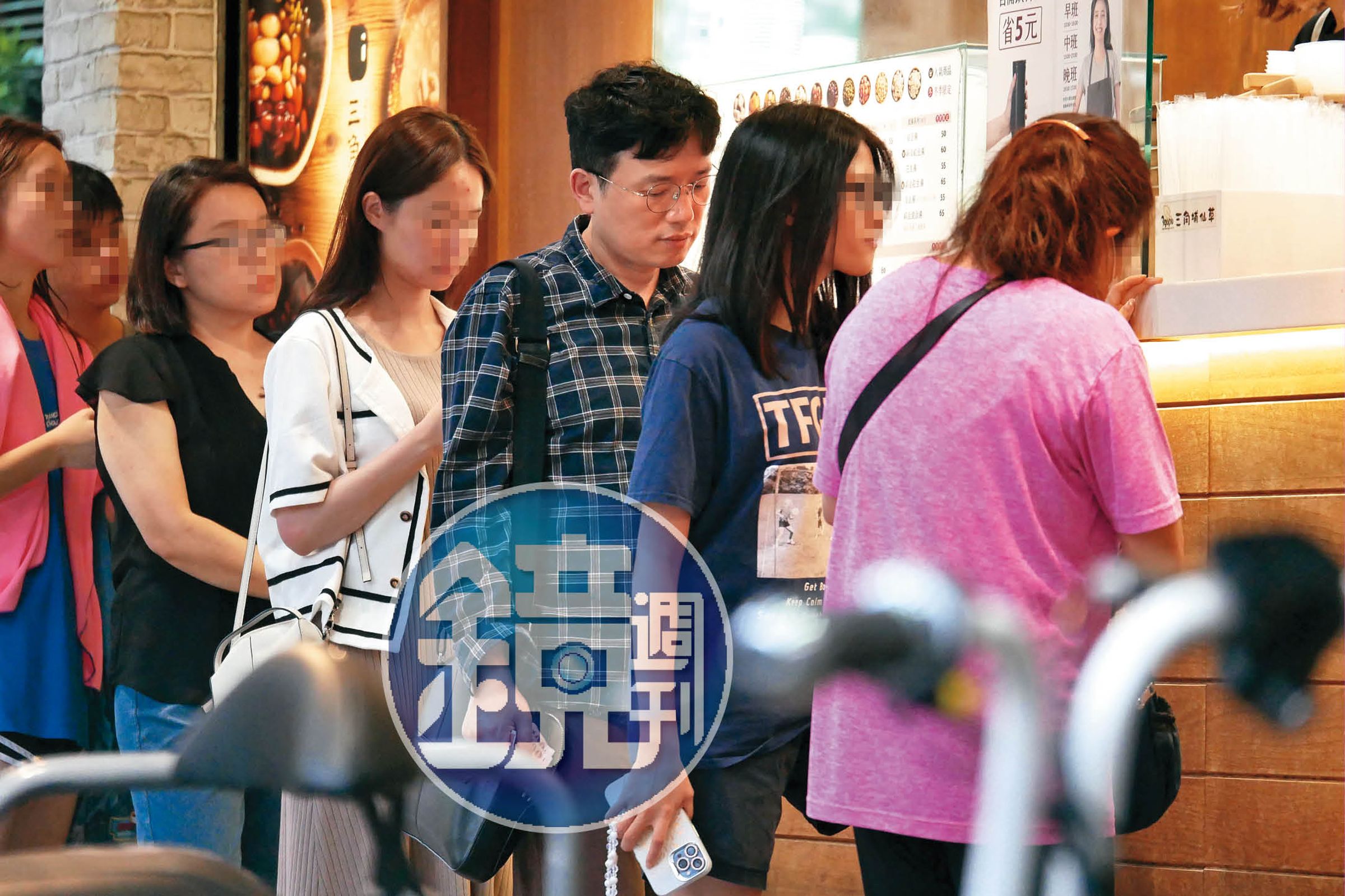 6月22日18:27,江坤俊(右3)與女兒(右2)排隊要買甜品飲料,亦步亦趨的樣子,可見親子關係經營得不錯。