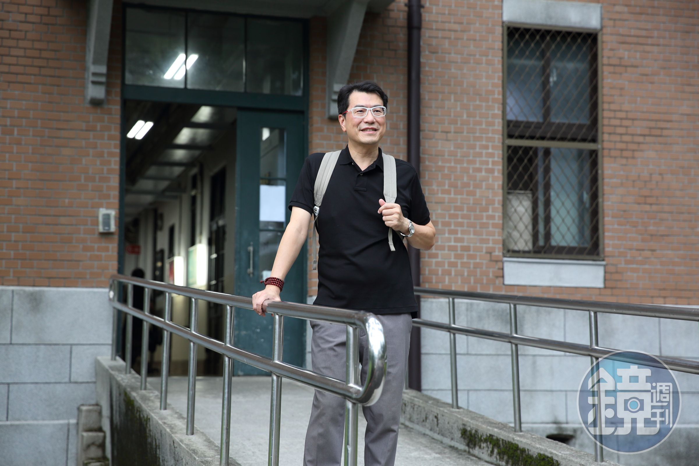 台股衝刺5萬點關卡臨門一腳,專家鍾國忠建議,持股者可逢高落袋,空手者可低接龍頭股。