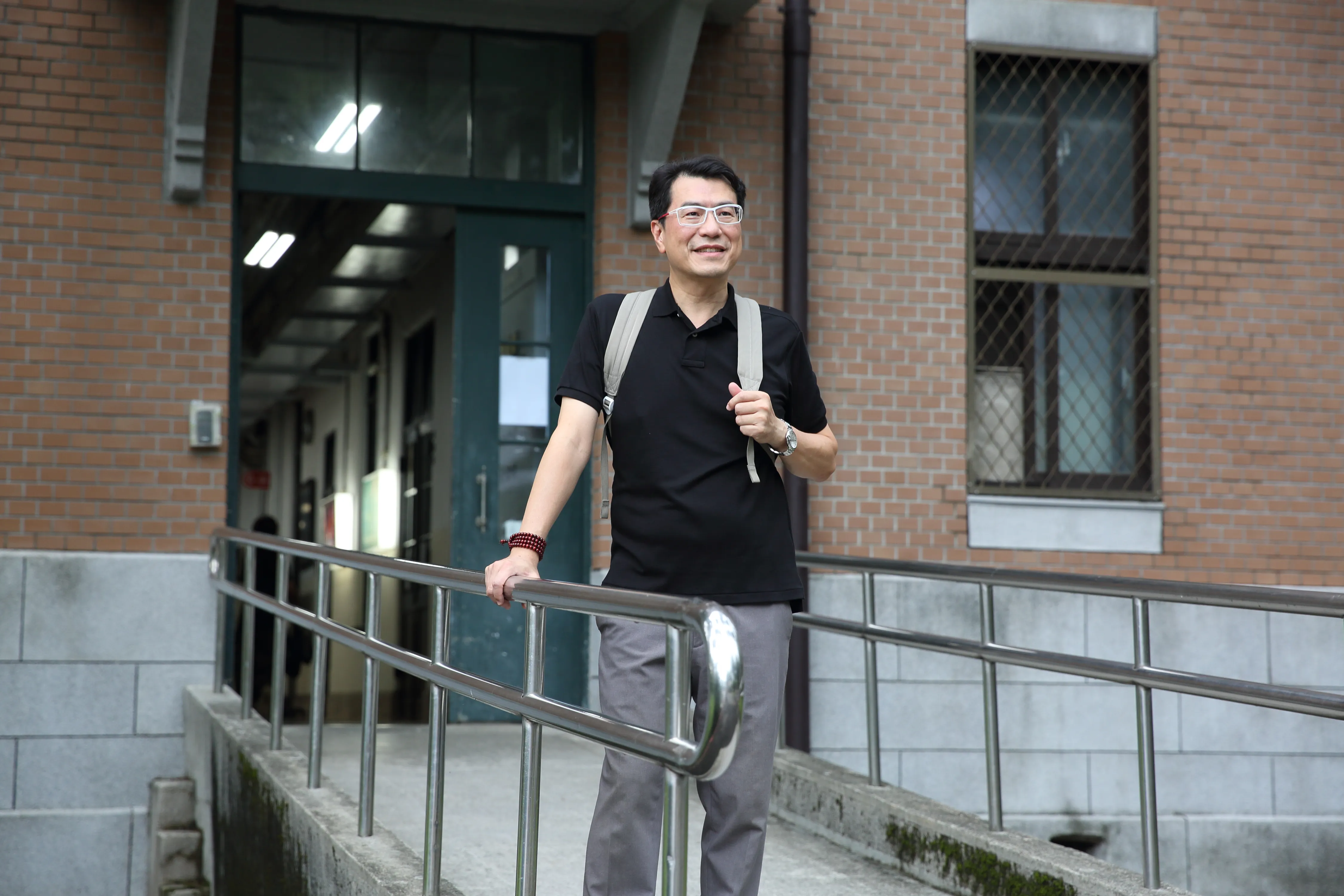 台股衝刺5萬點關卡臨門一腳，專家鍾國忠建議，持股者可逢高落袋，空手者可低接龍頭股。