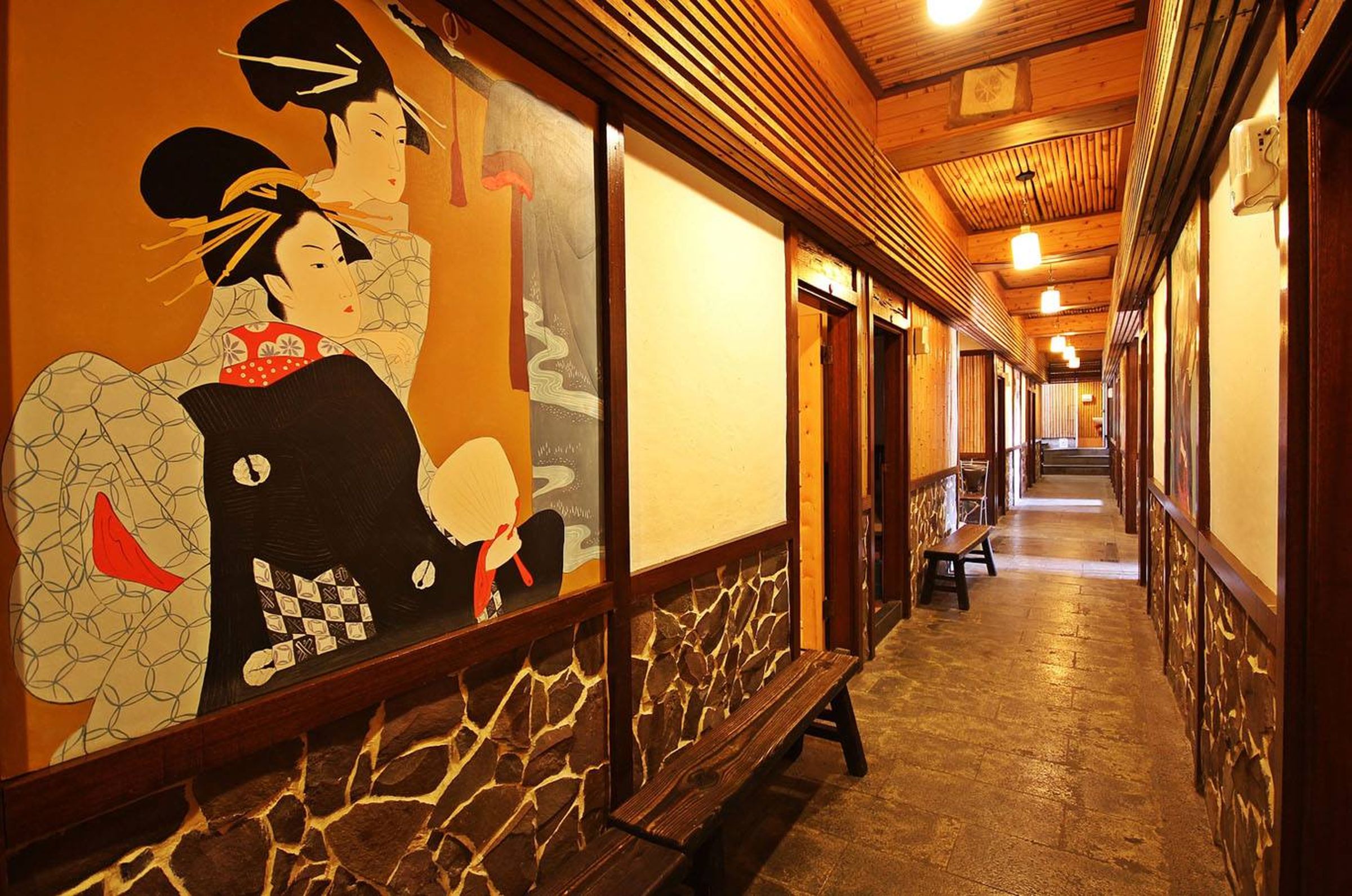 北投「皇池溫泉御膳館」爆出偷拍案，昨一名嫌犯遭聲押獲准。（翻攝自皇池溫泉御膳館臉書）