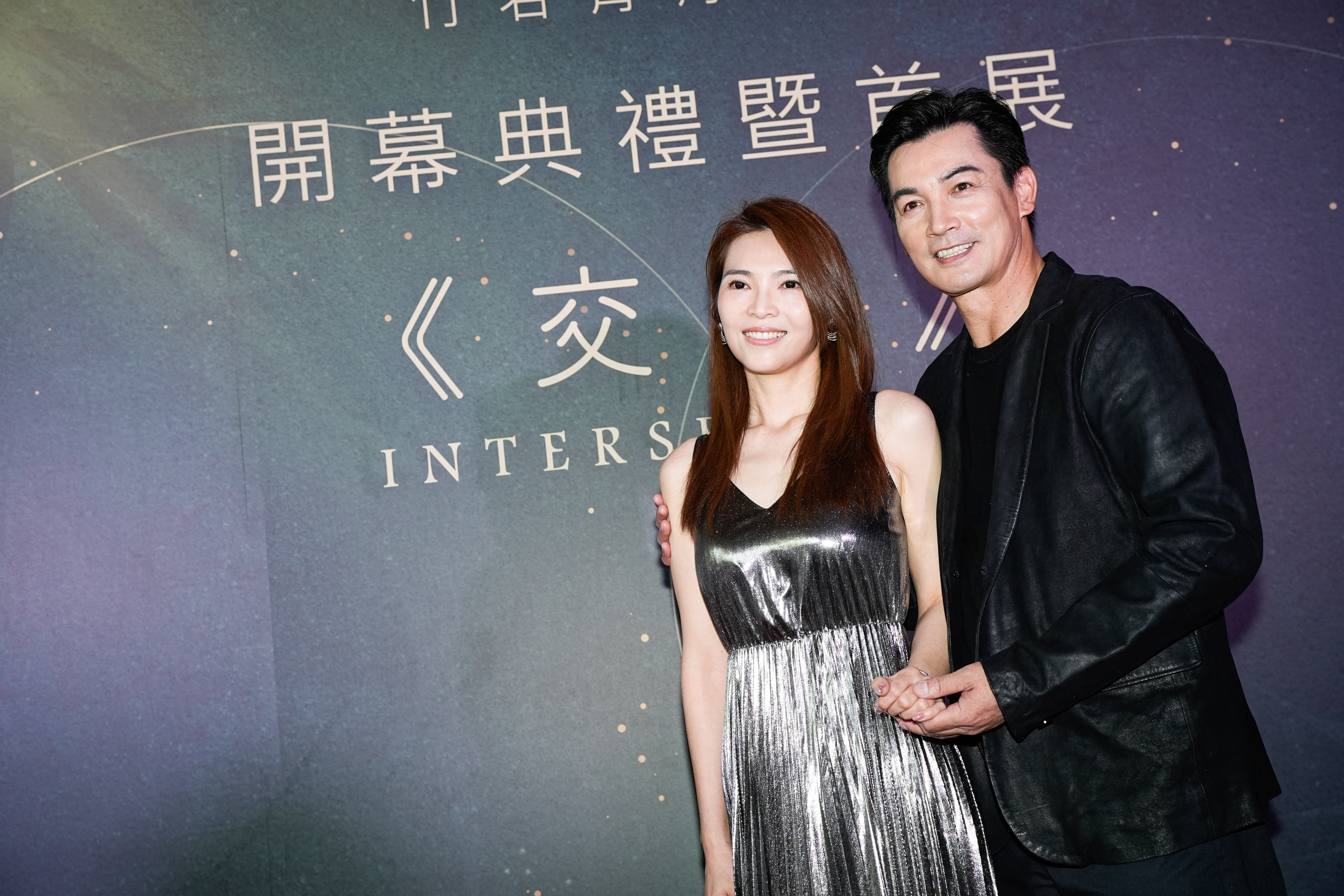 伊正今和太太鄒雅竹為經營畫廊開幕聯袂現身。