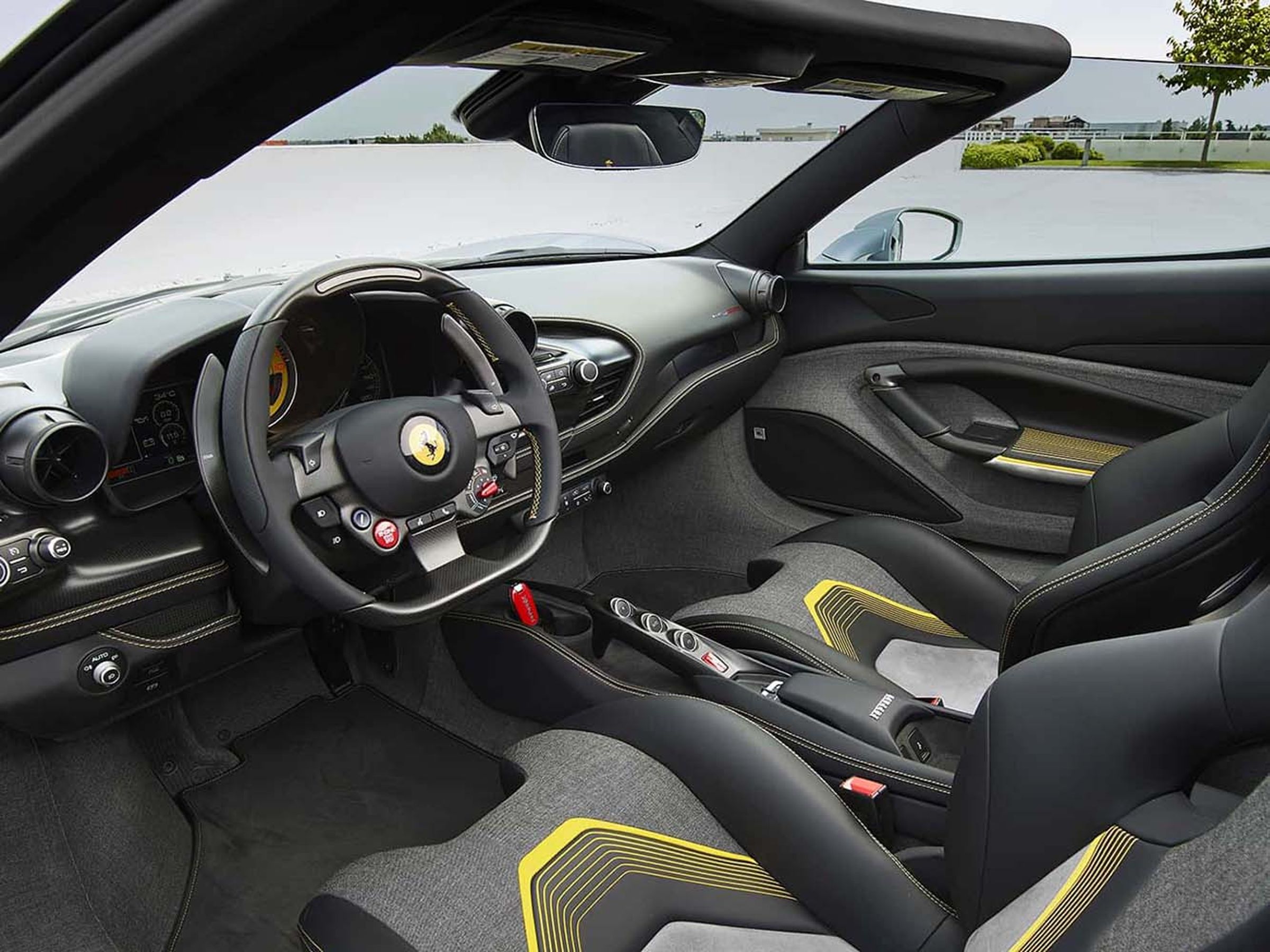 內裝與 F8 Spyder 雷同,但透過消光與亮面材質交錯,打造更具層次感的氛圍。