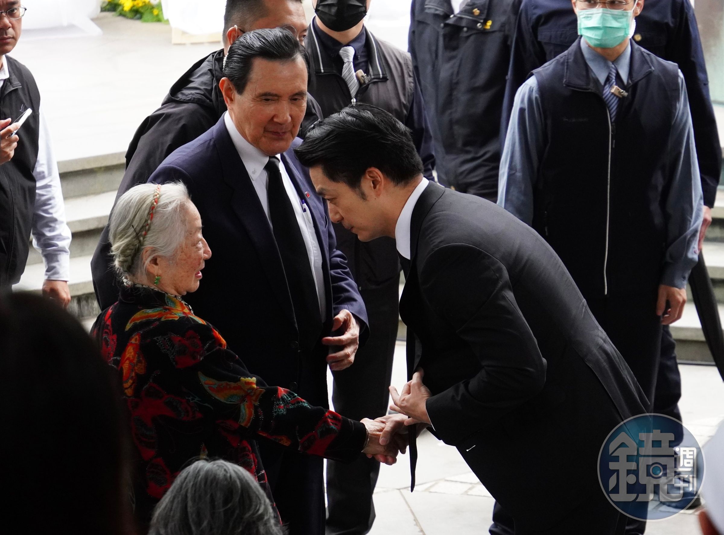 市長蔣萬安和前總統馬英九皆出席228追思會,向受難者家屬後代致意。