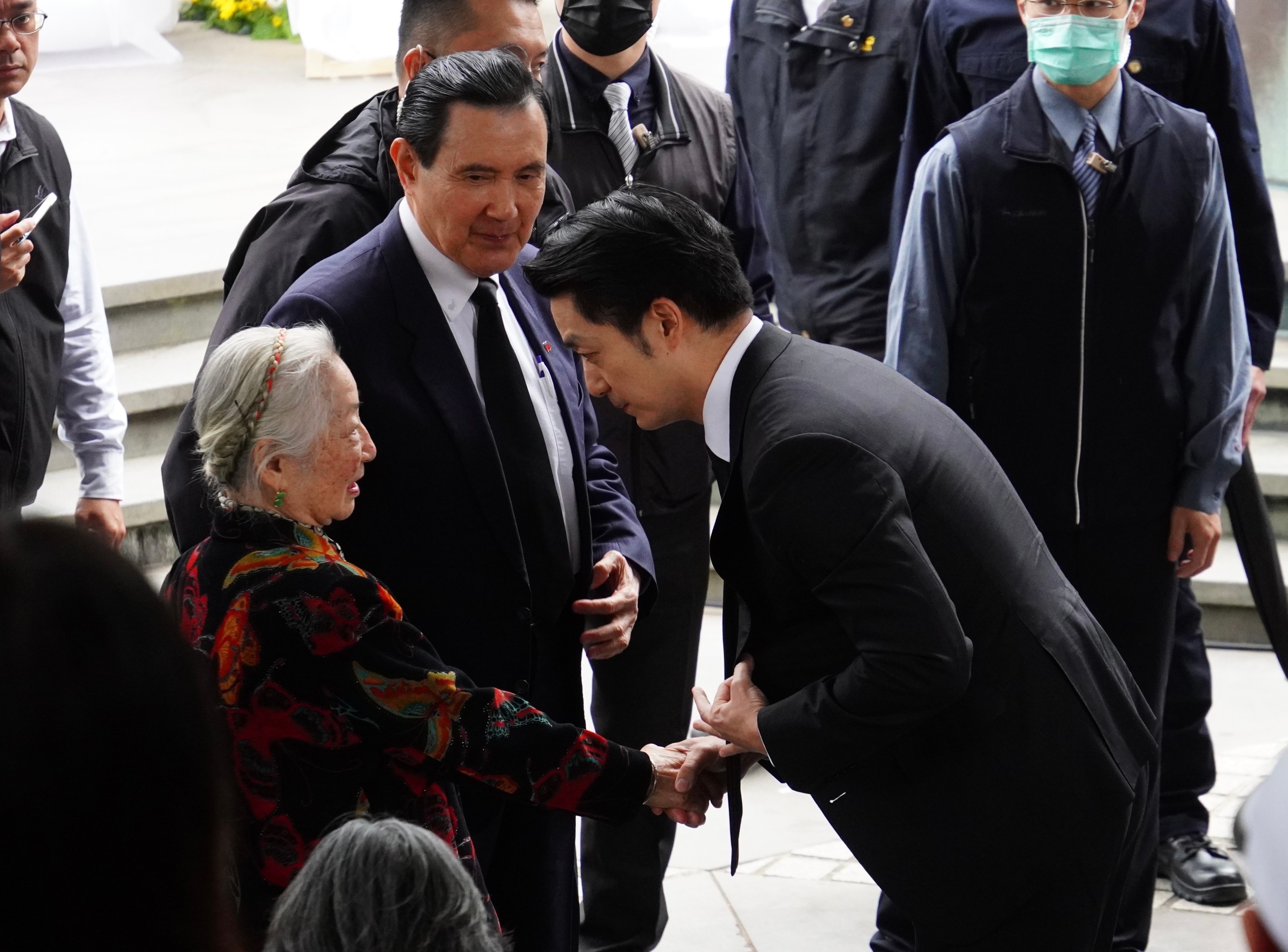 市長蔣萬安和前總統馬英九皆出席228追思會，向受難者家屬後代致意。